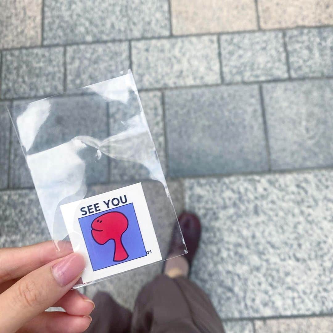 宮本侑芽のインスタグラム：「. ひーーさびさに 美容院行って 髪を整えてもらったよ〜！  大好きな、 野崎さん（ @hideyuki19871115 ）カット！！！ 歩くたびに髪がまっすぐのまま ふわふわ動く感覚がきゅんとする〜😭  来店したらいただける #マタネモンスター のステッカー笑 これはカタカナの「マ」笑 かわいいです笑  あとDMで質問あったこの靴は @dansko さんの靴だよん〜おきに。 自撮りまたあげます🐓  #宮本侑芽」