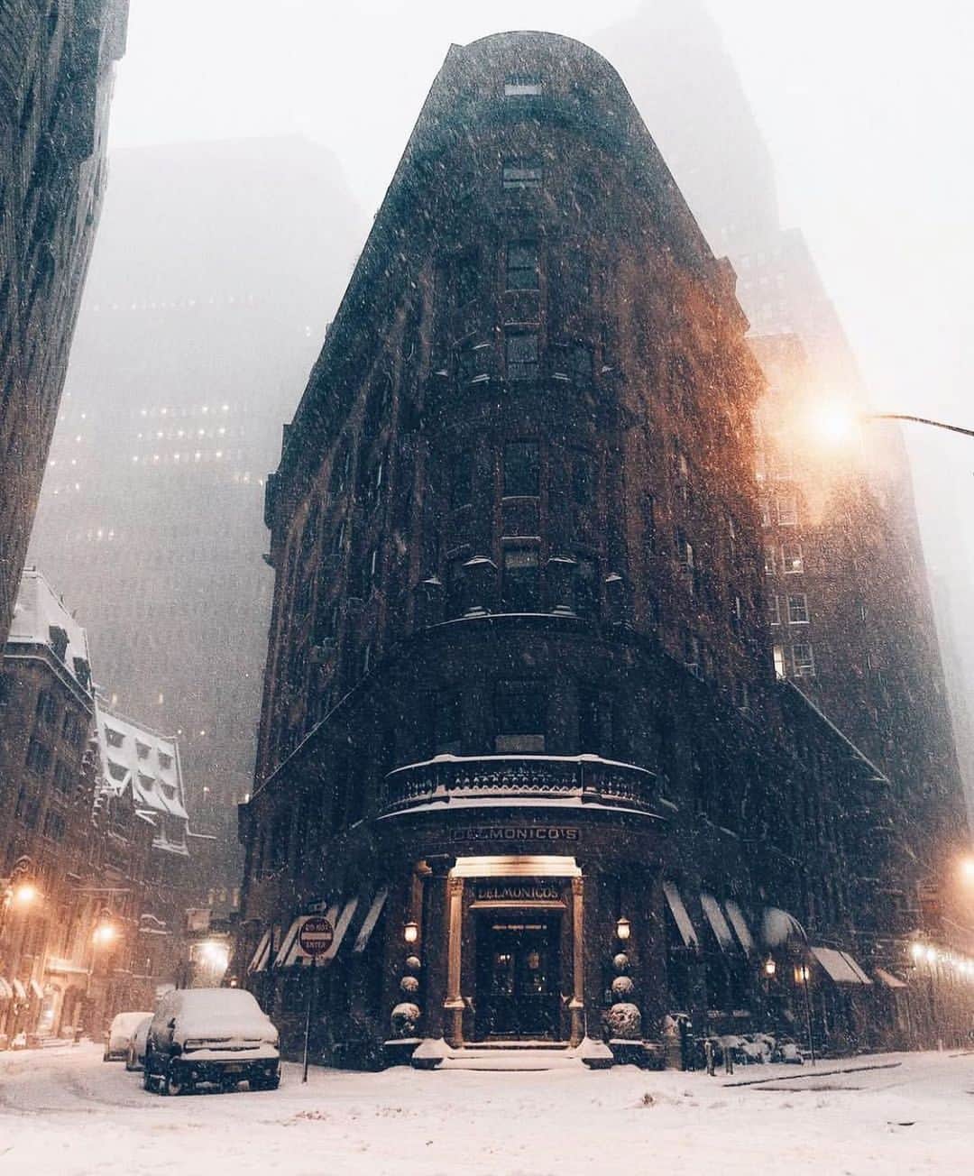 Men's Fashion Postのインスタグラム：「First snow in NYC via @jssilberman」