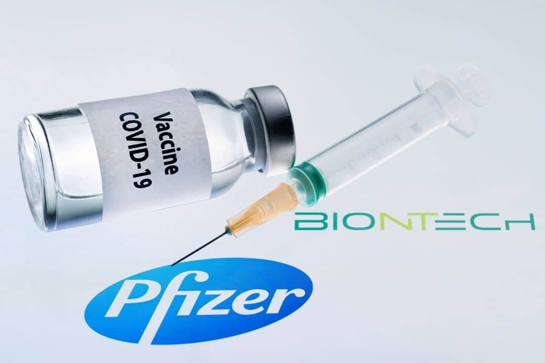 Primer Impactoさんのインスタグラム写真 - (Primer ImpactoInstagram)「La Administración de Fármacos y Alimentos (FDA) aprobó este viernes el uso de emergencia de la vacuna de Pfizer y BioNTech contra el coronavirus, con lo que en unas horas comenzará su distribución en todo Estados Unidos y en varios días su administración a los trabajadores de la salud y personas en los centros de cuidado de ancianos.  La esperada decisión llega casi un día después de que un panel de expertos independientes recomendó a la FDA dar luz verde al uso del antídoto en personas de 16 años o más.  La aprobación llega en medio de un recrudecimiento de una pandemia que ha contagiado a por lo menos a 15.7 millones de personas y ocasionado la muerte de más de 290,000 en el país, según datos de la Universidad Johns Hopkins.  ¿Qué opinas de la aprobación del fármaco contra el coronavirus?  #EEUU #FDA #Aprueba #Vacuna #Coronavirus #Vaccine #Covid19  📸 Joel Saget/AFP via Getty Images.  👉 Más información en el link de nuestra biografía.」12月12日 11時47分 - primerimpacto