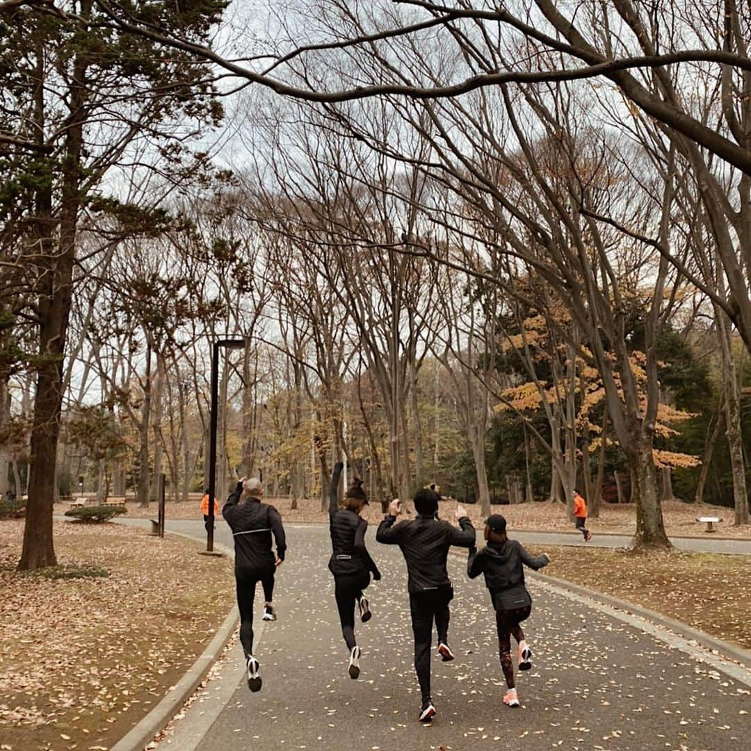 izu（出岡美咲）さんのインスタグラム写真 - (izu（出岡美咲）Instagram)「'走ると、1日のクオリティが上がる" @junniioka がぽろりとこぼした 本日の名言。　 まさに　まさに。 だから、わたしたち　走るんだ。  朝から10キロ 土曜日、気持ちよく始まりました。  最近　ようやくお尻を使って走れるようになったらしく 走った後はすぐお尻が筋肉痛になります。 7年かかった。 かかり過ぎです。  気付けばもう、23歳から走ってるのかって思うと 色々と　感慨深い。  辞めてしまわなければ ちゃんと　繋がっていくね。  #running #ランニング #morngngrun #朝ラン #ランナー #ランニング女子 #nike #nikerunning #niketokyo」12月12日 11時47分 - izu_stagram