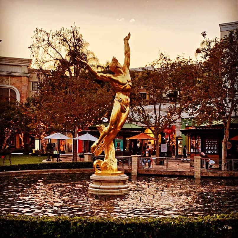 ジョナサン・カサーのインスタグラム：「Adonis enjoying golden hour, “The Spirit of American Youth Rising From The Waves” . . . . . . P.S. he’s clothed  #christmastime #glendale #la #adonis #goldenhour #maskup #socal #landscape #greekmythology #statue #aphrodite」