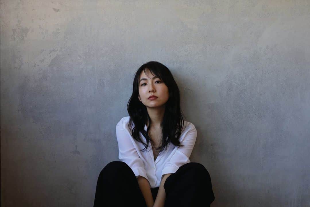 手紙社のインスタグラム：「【「新しいオンラインフェスティバル・布博」アーティスト紹介：sugar me】﻿ 今年は自主レーベル「WILD FLOWER RECORDS」を立ち上げ、これまでの甘めの楽曲とは一転した力強い楽曲をリリースしたsugar me。その豊かな表現力で、みなさんを釘付けにしてくれることでしょう！﻿ ﻿ ▶︎「sugar me」さんの出演は「12/20（日）15:00-15:50」﻿ ﻿ 《 12/20（日）のスペシャルライブ TIME TABLE》﻿ 12:30-13:20　The BOCOS﻿ 13:30-14:50　ライブスタイリング Stylist：植村美智子﻿ 15:00-15:50　sugar me﻿ 16:10-17:00 YeYe﻿ 19:00-19:50　コトリンゴ﻿ ﻿ ーーーーー﻿ ﻿ ＜新しいオンラインフェスティバル・布博　開催概要＞﻿ 会期：2020年12月14日（月）〜26日（土）﻿ チケット：一般 1,000円／手紙社の部員 900円﻿ 会場：「新しいオンラインフェスティバル・布博」公式サイト﻿ ▶︎詳細は「@textilefabrics」プロフィールのURLから！﻿ ﻿ ーーーーー﻿ ﻿ ◎「新しいオンラインフェスティバル・布博」は3本立て！﻿ ﻿ 1）オンラインミーティング（番組）﻿ ▶︎12/14（月）〜19（土）毎日開催！﻿ 出展者による作品紹介やアトリエツアーなどの番組を生配信！﻿ 作り手との会話をお楽しみいただけます。﻿ ﻿ 2）オンラインショッピング﻿ ▶︎12/14（月）〜毎日異なる出展者が販売を開始します！﻿ 出展者による新作や、ここでしか買えない限定作品、もちろん、定番商品も購入することができます！﻿ ※それぞれの販売期間は公式サイトからご確認ください﻿ ﻿ 3）スペシャル音楽ライブ番組﻿ 12/20（日）は7時間を超える生放送をお届け！﻿ 豪華アーティスト4組による音楽ライブや、プロのスタイリストが布博アイテムのスタイリングを紹介する「ライブスタイリング」を生配信します！﻿ ﻿ #手紙社#手紙舎#布博#オンラインイベント#新しいオンラインフェスティバル#新しいオンラインフェスティバル布博#ブローチ博#布雑貨#手芸#テキスタイル#刺繍#ブローチ博#ハンドメイド#編み物#手織り﻿ #tegamisha#nunohaku#textile#textiledesign#fabric#handmade#handcraft#accessory#embroidery#TheBOCOS#植村美智子#sugarme#YeYe#コトリンゴ#布博まであと2日」