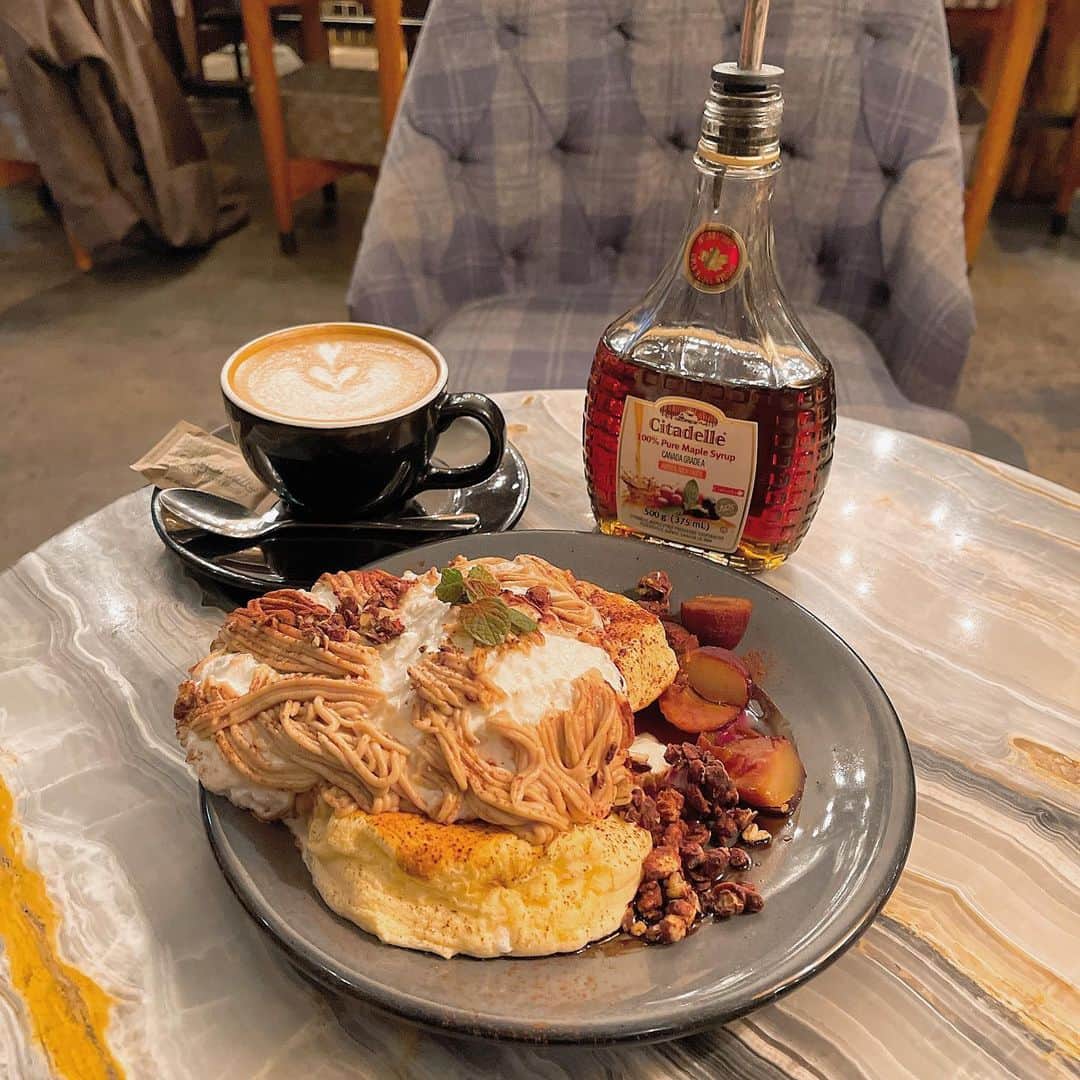 のインスタグラム：「昨日投稿した#espressodworks の 期間限定の栗のモンブランパンケーキ🌰🥞🍽 ・ 大好きなふわふわのパンケーキに濃厚なモンブランクリーム🤍 実際食べてみて思ってたより甘すぎることなく美味しかった🥺 モンブラン好きにはたまらない🐿🍁﻿ ・ 毎月期間限定のメニューが変わるらしいので また行きたいな❕ ・ ・ 🥞『ESPRESSO D WORKS』﻿ 📍 渋谷区恵比寿1-22-19 プライムメゾン1﻿ 恵比寿駅から徒歩約7分 営業時間 11:30～24:00﻿（L.O 23:00) ・ ・ #エスプレッソディーワークス #恵比寿カフェ #恵比寿グルメ  #パンケーキ巡り #モンブラン #東京カフェ #渋谷カフェ」