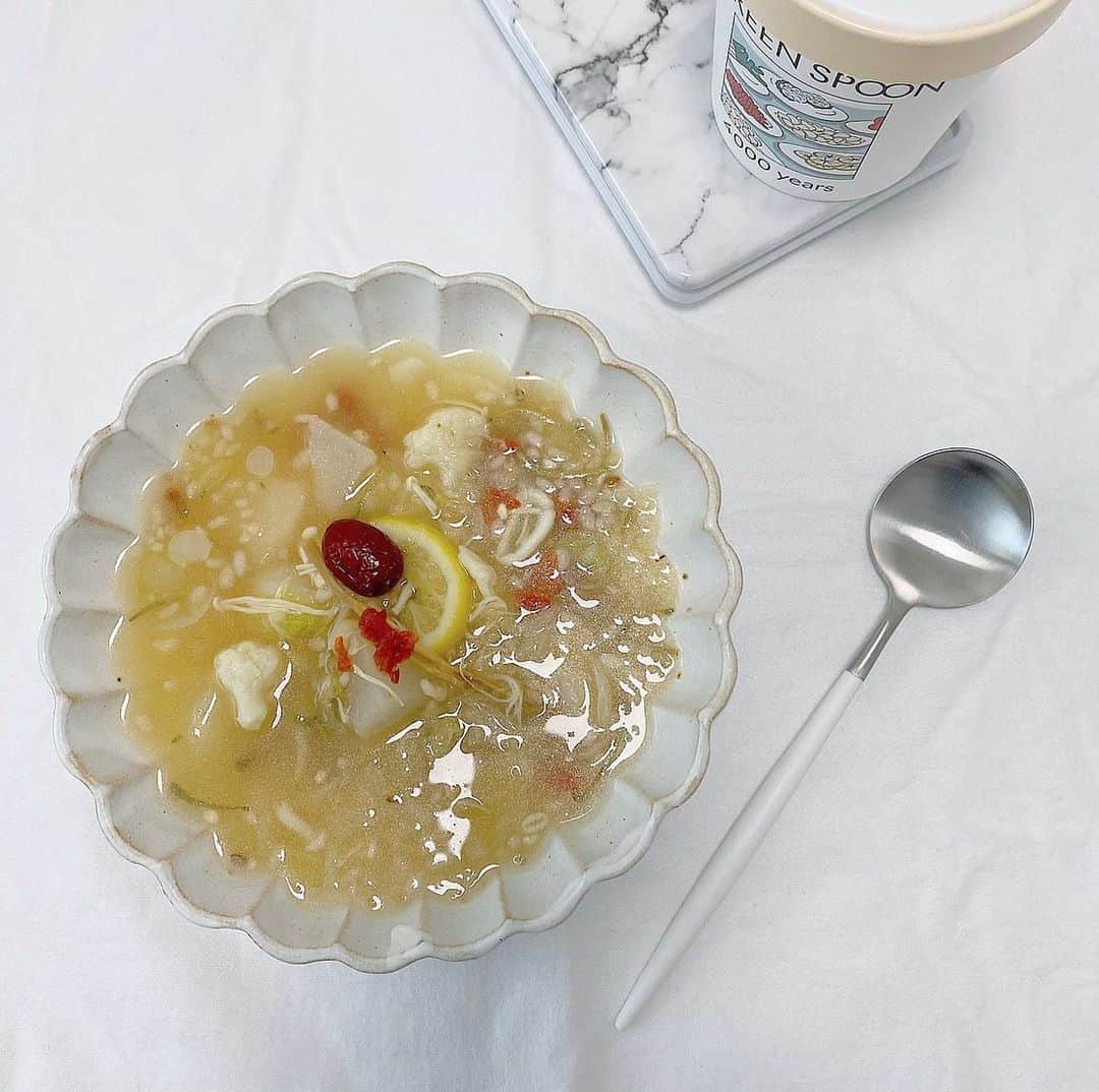 のインスタグラム：「.   @greenspoonjp からパーソナルスープが登場！ ごろっとしたお野菜が入っていて水や豆乳を入れて レンジでチンするだけ🥣🤍 朝の時間ない時とかこれは本当に助かる、、 簡単に栄養が摂れるのもとても嬉しい😌 お昼は薬膳素材が詰まったデトックススープに❤︎ . #greenspoon #グリーンスプーン #デトックススープ」