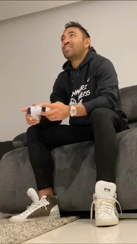 マルコ・ファビアンのインスタグラム：「Ahora si, tuve la dicha de jugar un bueeeen rato mi nuevo #FIFA21 en #PS5 y está ¡E-S-P-E-C-T-A-C-U-L-A-R!   Comparto con ustedes mi primera experiencia en #FIFA21 🎮 ⚽   A ver si armamos una reta pronto... ¿No?  @playstation_mx @easportsfifalatam #PlayStation5  #PlayHasNoLimits」