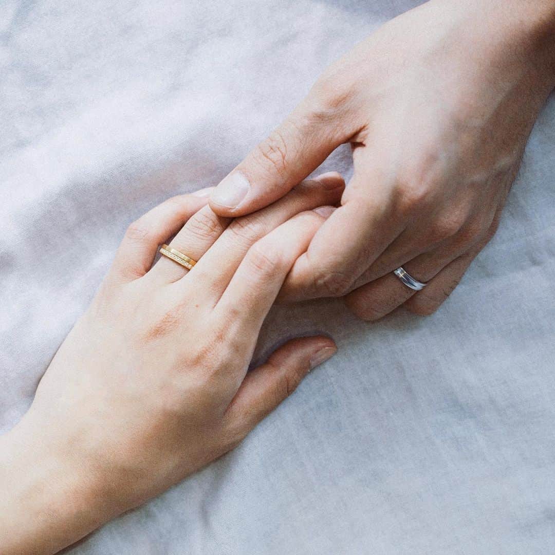 BRILLIANCE+（ブリリアンス+）さんのインスタグラム写真 - (BRILLIANCE+（ブリリアンス+）Instagram)「新作マリッジリング『ストラータ』 ストラータとは、地層のこと。 手を取り合って歩む時間が、 少しずつ積み重なる。 歳月を経て育まれる地層のように、 ふたりだけの人生の表情ができていく。  #暮らしとジュエリー #ブリリアンスプラス  #結婚指輪 #マリッジリング #結婚指輪探し #marriagering #jewelry #プレ花嫁 #strata #ふたり時間 #ていねいに暮らす」12月12日 12時04分 - brilliance_plus