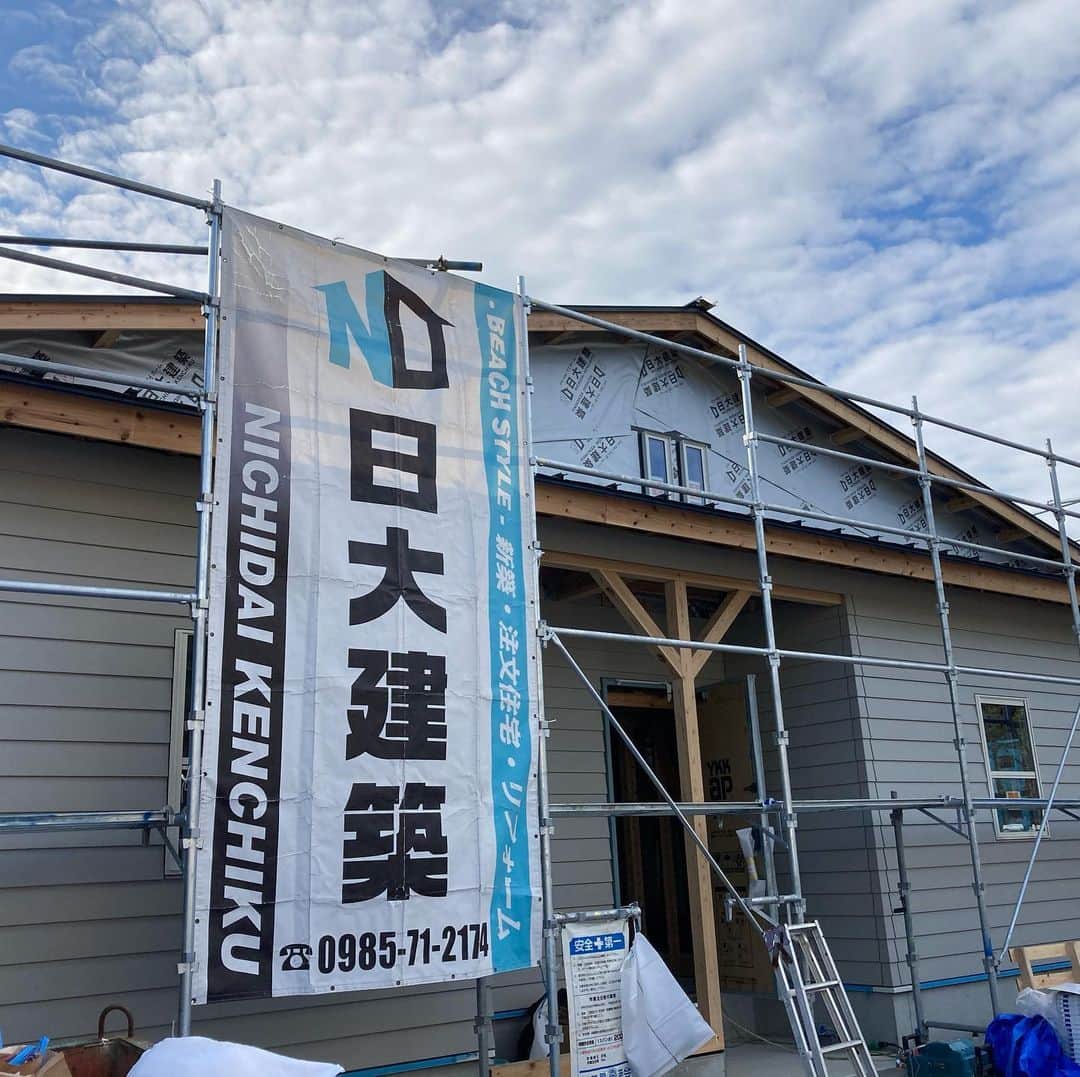 日大建築のインスタグラム：「グレーの外壁に紺色屋根の組合わせ😃相性バッチリ👍  #日大建築#カリフォルニアスタイル #サーファーズハウス新築#注文住宅#宮崎市#モダン#オシャレ#ビーチ#海#surf #ハワイ#アメリカン#大工#建築#設計#ウッドスタイル#中古住宅#リフォーム#リノベーション#カバードポーチ#ウッドデッキ#ヘリンボーン#マイホーム#家造り」