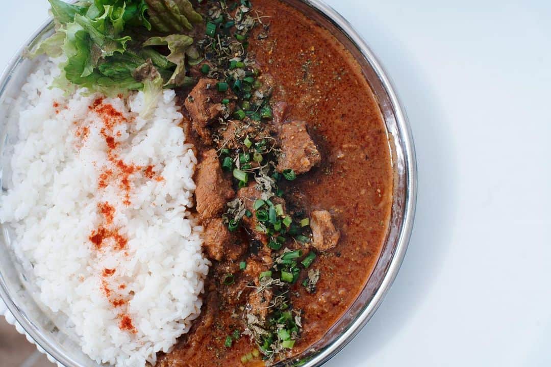 Tamakiのインスタグラム：「2回目の沖縄開催はあぐー豚を使ったカレーを作りました👨🏽‍🍳 また来年も絶対沖縄行きたい…！ #旅する喫茶」