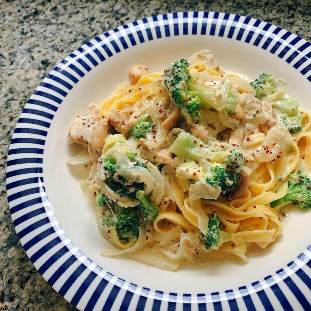 多岐川華子さんのインスタグラム写真 - (多岐川華子Instagram)「鶏肉の粒マスタードチーズパスタ🍝🧀野菜はブロッコリーと玉ねぎを入れました☺️  "彩り鮮やかに"を意識して料理したり 食事を選ぶだけで意外と簡単にしっかり栄養が摂れるので🙆‍♀️ . . #food#foodstagram#instafood#cooking#lunch#pasta#pastalunch#おうちごはん#昼ごはん#ランチ#おうちランチ#パスタ#パスタランチ#チーズ#チーズパスタ#ブロッコリーパスタ#健康#美容#栄養#免疫力#料理#献立#彩りご飯#はなこ飯」12月12日 12時12分 - hanako__official