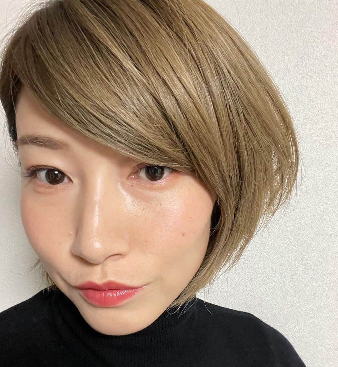 のインスタグラム：「・ ADDICTION ザ リップスティック エクストレム シャイン 012 You Must Know ・ 塗り心地よし、発色よし、持ちよし 三拍子揃ったリップスティック💄 縁はポンポン、内側はそのままベタ塗りしてます💋 ・ 012 You Must Knowって！ 名前イケて過ぎません？ イケ過ぎてません？ カッコ良過ぎて日本語よう分からんなった💄笑 ・ #addiction  #アディクション #ザリップスティックエクストレムシャイン  #youmustknow ・ #vocest!」