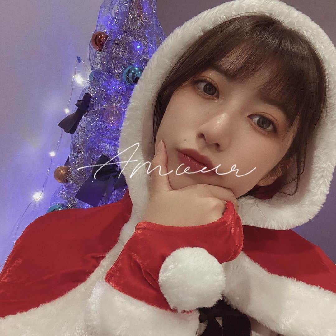 吉田華恋のインスタグラム：「12月のセルフ生写真！🎄 サンタさんです！🎅🎅 ゲットしてよ〜！  https://shop.akb48.co.jp/selection/detail/90631」
