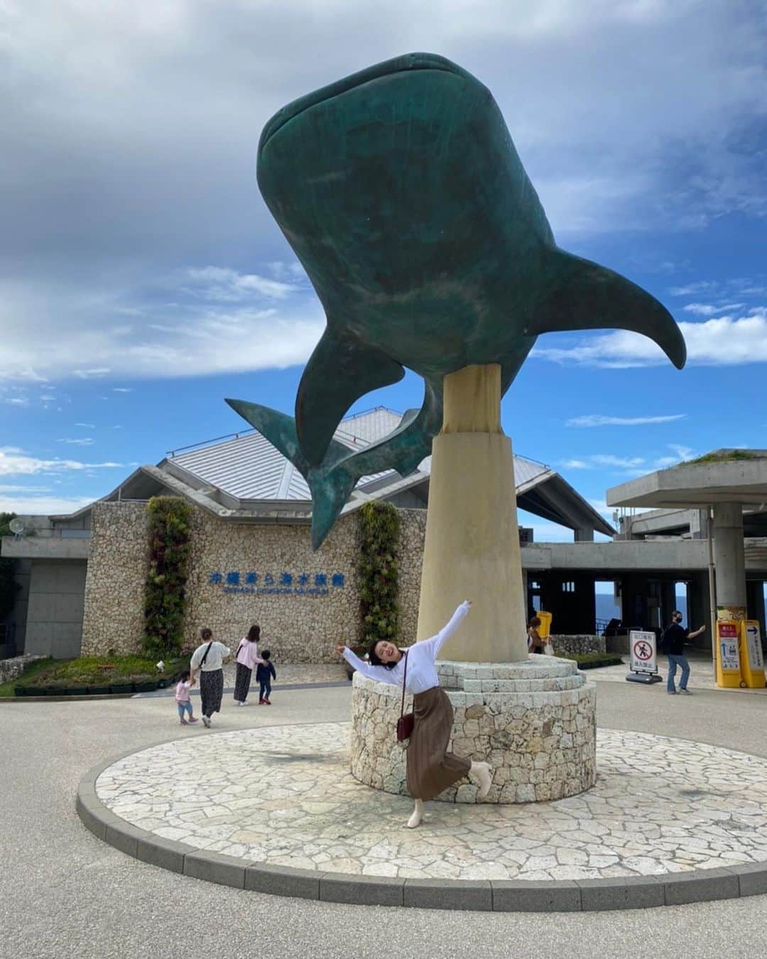 中島早貴さんのインスタグラム写真 - (中島早貴Instagram)「人生初!美ら海水族館🐋✨ 　 ずっとずっと行きたくて やっとこお邪魔できました！ 　 イルカショーでは 飼育年数46年のオキちゃんが元気よくパフォーマンスしていてびっくりしました😳！ 大合唱したりニコニコ顔見せつけてくれたり可愛いかったなぁ😢💓 　 沖縄の綺麗な海を眺めながら のんびりと ゆったりと楽しめる水族館。 　 楽しみにしてた マナティーがまさかの施設工事中だったので外からしか見れなかったのが残念だったけど🙃 上から少しだけ見れた マナティーも丸々してて可愛かったなぁ😭💓笑 次会いに行ける時はお顔を拝見できますよーにー🙏🏻 　 #美ら海水族館 #沖縄 #ナカジマ旅」12月12日 12時26分 - saki__nakajima__uf