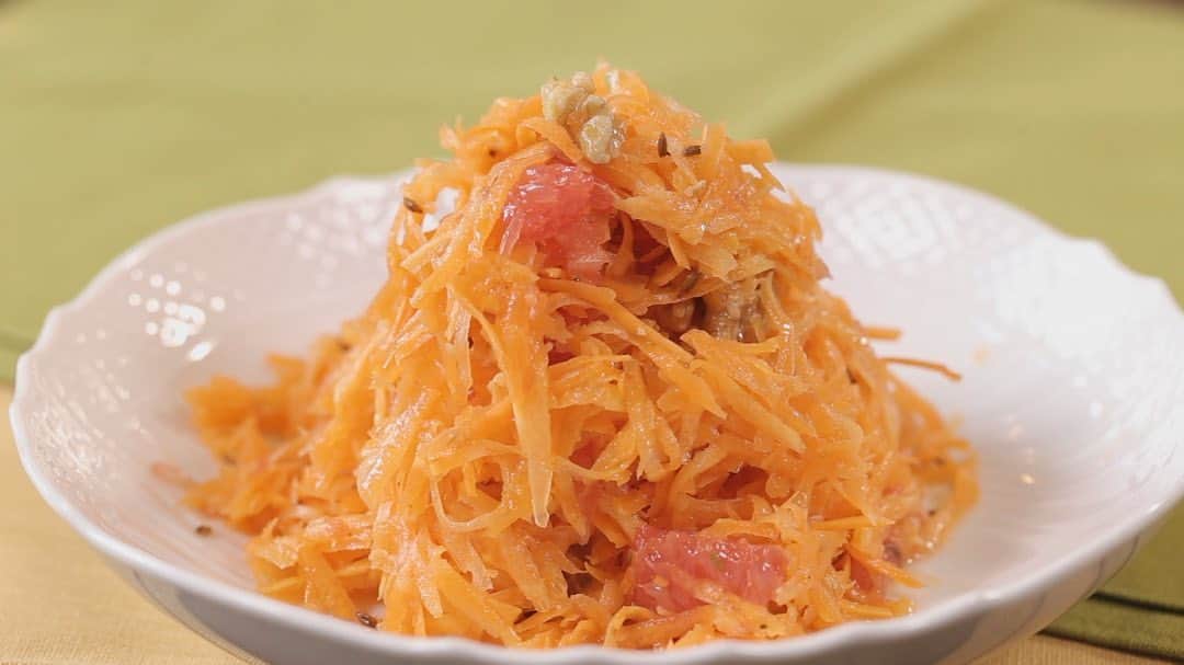 馬場裕之のインスタグラム：「人参ラペ🥕 『産地直送クッキング』で検索してみて下さい😊 TVerとGYAO!で動画も観れますよ〜🙆🏻‍♂️ #新しい日常  #一緒にやってみよう #おうちごはん  #吉本自宅劇場  #馬場ごはん #おつまみ #簡単 #ヘルシー」