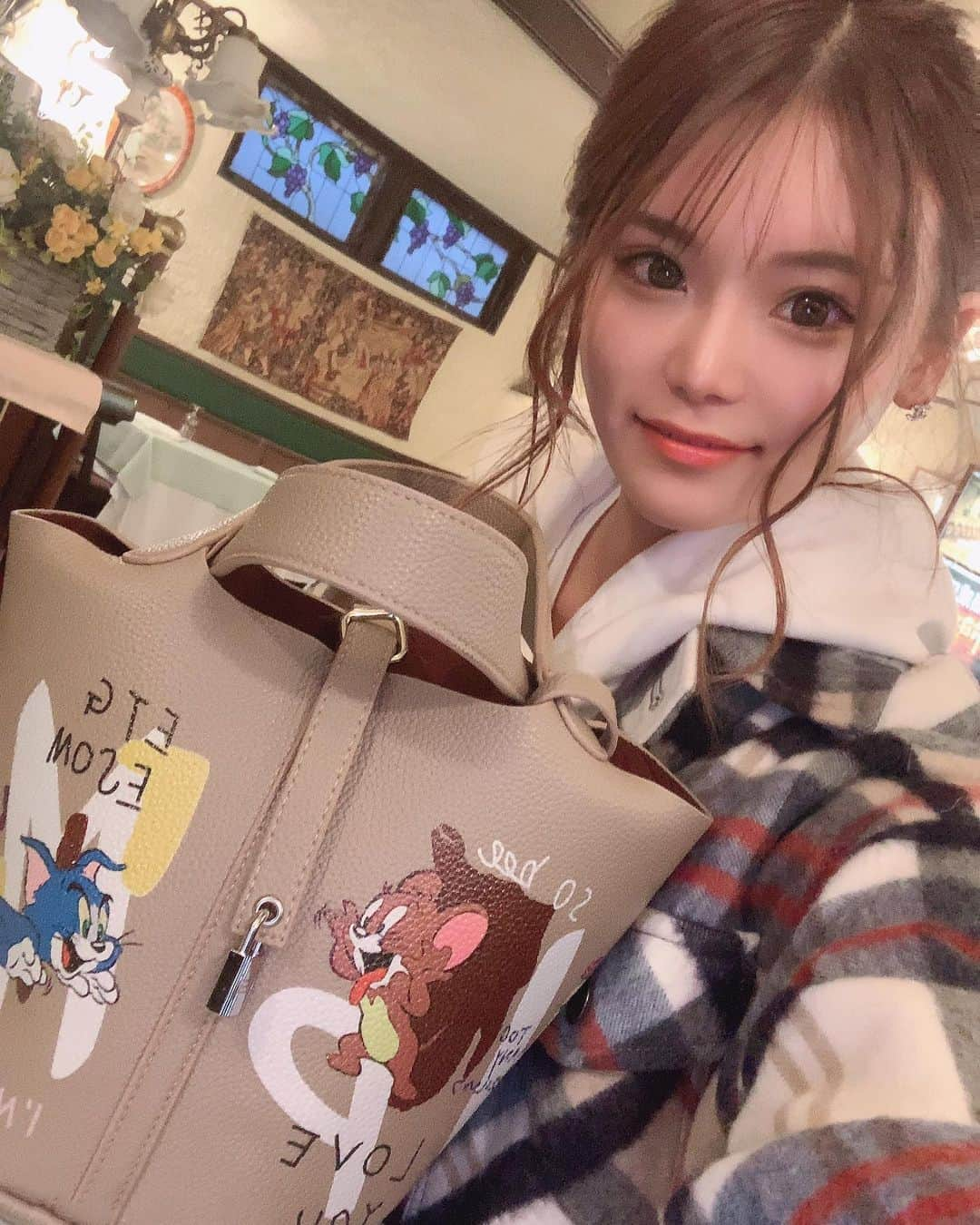 あやごるふのインスタグラム：「🐹❤️﻿ ﻿ お気に入りBag😍😍﻿ ﻿ ガサツだからこーやってバケツみたいな形だと﻿ ボンボンじゃんじゃん物を入れられて便利🤣👍﻿ ﻿ ﻿ ﻿ ﻿ ﻿ #オシャレ #ファッション #sexygirl #バッグ #bag #fashion #ootd #tokyo #ginza #ヒンカリンカ #hinkarinka #vintageshop #ootd_kob #mybag❤︎ #アクセサリー #ゴルフ女子」