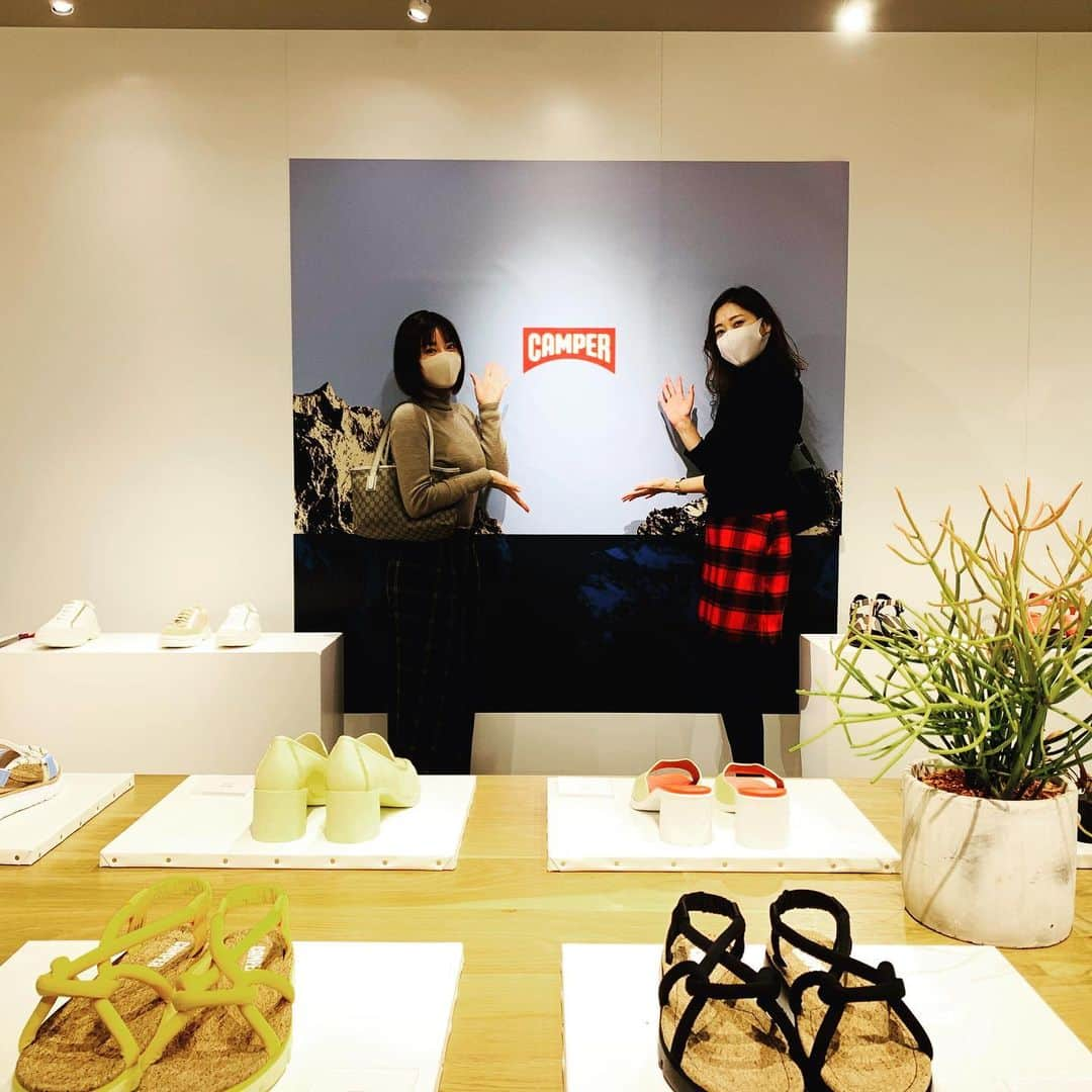 原史奈さんのインスタグラム写真 - (原史奈Instagram)「麻美ちゃんとCAMPERの2021S/S展示会に行ってきました👟 春夏コレクションのテーマはサバイバル 素材が面白いものを使っていたりして 可愛くて面白い😉 色々欲しくなって迷っちゃう〜 左右違うデザインのスニーカーTWINSをオーダー 届くのが楽しみです♬ キッズも可愛い😍 #camper #カンペール #camperjapan #2021 #春夏コレクション #twins #サバイバル #可愛くて  #迷っちゃう #スニーカー ﻿#原史奈 #ゴルフ #ゴルフレッスン #ゴルフ女子#ゴルフ大好き #golf #ゴルフウエア #ゴルフコーデ #ゴルフグッズ #ゴルフ動画 #ping #ピン #ping女子 #gle2 #g410 #even #archivio #アルチビオ #cuartounited #instagolf」12月12日 12時21分 - fuminahara