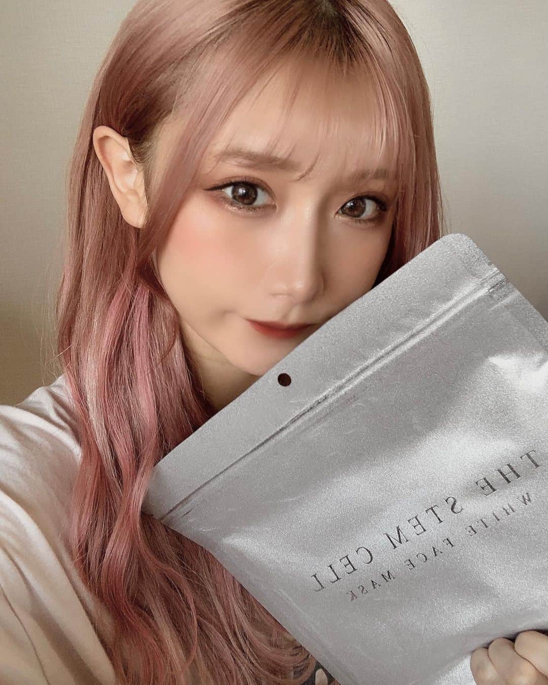 のインスタグラム：「. 最近愛用してるパック #thestemcell 🥺🤍 70万個も売れてるらしく ドンキとかでも買えるよっ‼︎✌🏻  保湿や美容成分がたっぷりはいってるみたいなの😌❤︎ ((ヒト幹細胞培養液も入ってるよ💫)) 乾燥肌気になる人は是非使ってみてほしい❤︎ . #stemcell #パック#フェイスマスク #スキンケア #美容 #保湿 #ヒト幹細胞培養液 #美白」
