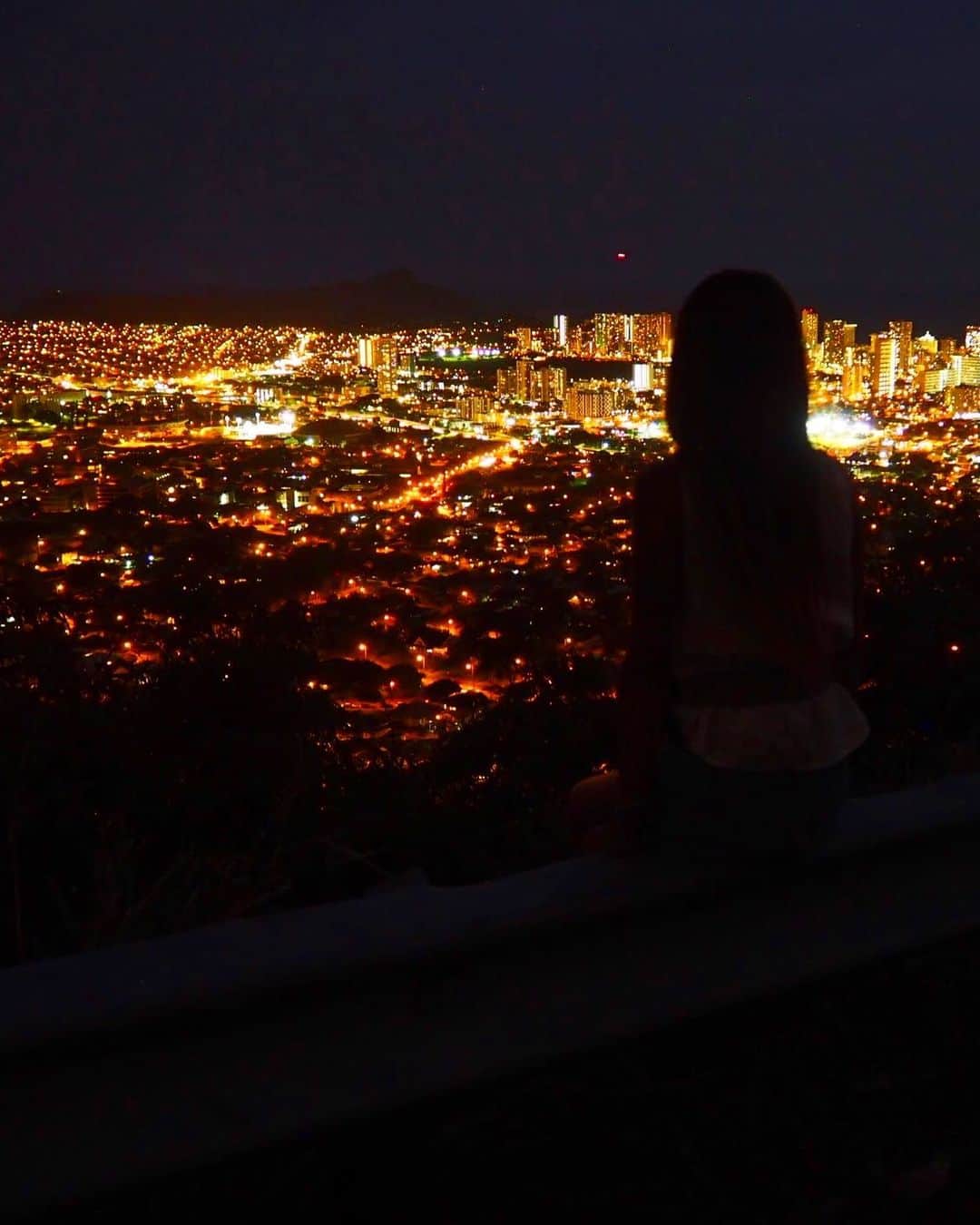 shihoのインスタグラム：「🌟🔸🌟🔸🌟 ・ 📍Mount Tantalus ・ ここは頂上からではないけど、 ワイキキの街を一望できるタンタラスの丘。 左側にはダイヤモンドヘッドが うっすらと見えるかな？♡ ・ ハワイ州ではカラフルなネオンサインが 禁止されているから 統一された優しいゴールドの輝き♡ 日本とはまた違うHawaiiの夜景は 本当に綺麗でうっとり🥺✨ ・ #hawaii#islandofoahu#oahu#ハワイ#trip #オアフ島#travel#loco_hawaii#travel_jp #funtorip#タビジョ#旅MUSE#genic_travel #genic_mag#たびねす#旅行#genic_hawaii #mounttantalus#タンタラスの丘#oahuhawaii #tabijyomap_hawaii#lealeahawaii#2020」