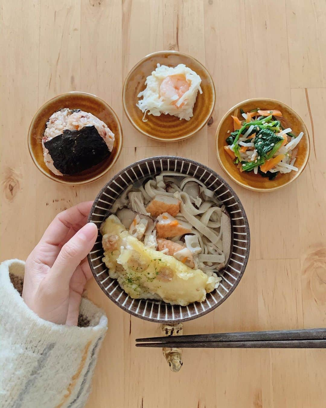 むらたさきさんのインスタグラム写真 - (むらたさきInstagram)「🍽🍽 ． 母ちゃんの昼ごはんは、 冷蔵庫の残り物を集めてササっと食べることが多い😂👍🍲 ． ． この日の前日は、 楽ちんさせてもらっちゃおう作戦で おいしいおいしい🤤♡ お取り寄せグルメ満載の夕飯にしたので、 残り物も最高やった🙏🥰🍽笑 ☝︎ #ふくおかの魚フェアオンラインストア で買える、 ⚫︎宗像あかもくうどん ⚫︎博多玄海天8種セット ⚫︎豊前海産 鱧飯の素 ⚫︎博多玄海しゅうまいセット ⚫︎福岡有明のり 🙏🤤🍲🍢🍚🍙🐟 ． ． 自分のちびおにぎりとうどんは早々に食べ終えて、 まだ食べたい〜😍💪の フードファイターなサンちゃん👶🏅 (4.5枚目) ↑ サンちゃん用は 普通のお米×海苔のおにぎりにしています🍙 ． ． ． ． 最寄りのスーパーでは買えない特別な食材に “福岡っておいしいものいっぱいやね〜✈︎👏😋” なんて、 なんだか旅行した気分も味わえるし、 (子どもたちはまだ行ったことがないので、地図を見せたら、自宅からの遠さに驚いとった☺🥺️🗾) ． ご飯に混ぜたり レンジで温めたりするだけで簡単に作れて(母大助かりだし)、 お取り寄せグルメにますますハマりそう🍜🤤💘 ． ． ． 兄たちに特に好評だったのは、 玄海天(さつま揚げ)としゅうまい♡ サンちゃんは、大好物の海苔一択🏄‍♂️😋 ． 父母はあかもくうどんと、鱧飯の混ぜごはん🍚🐟 ． どれも、これにして大正解✨🙆‍♀️💮なおいしさでした♡♡ ． ． ． ． ． ． ． ． ． ． ． ． ． ． ． ． ． ． #7歳 #4歳 #1歳2ヶ月 #9月10日生まれ #三兄弟 👦👦👶 #男の子ママ #子育て #3人育児 #ふくおかの魚フェア  #お取り寄せグルメ #pr#3boys #おうちごはん」12月12日 12時25分 - muratasaki