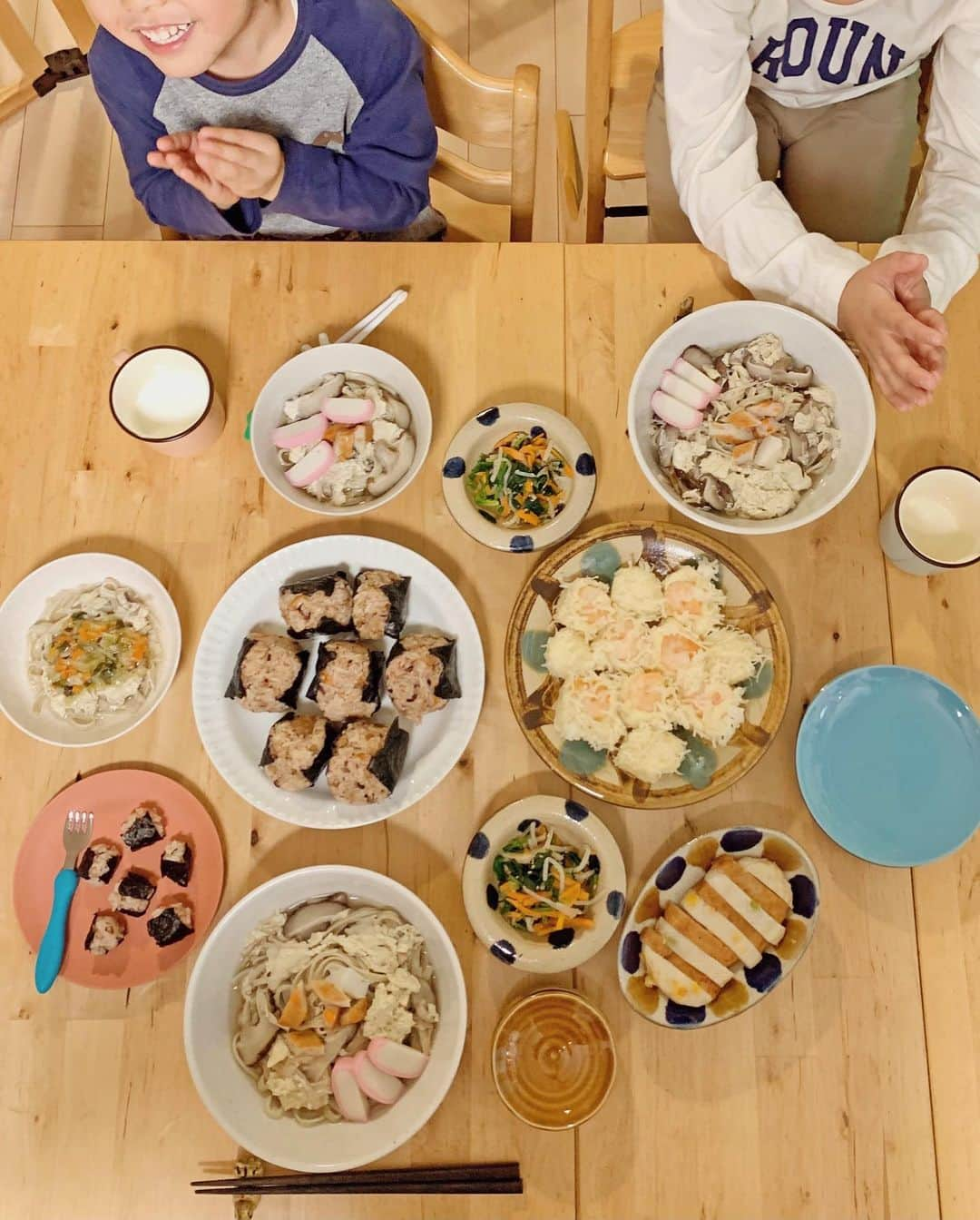 むらたさきさんのインスタグラム写真 - (むらたさきInstagram)「🍽🍽 ． 母ちゃんの昼ごはんは、 冷蔵庫の残り物を集めてササっと食べることが多い😂👍🍲 ． ． この日の前日は、 楽ちんさせてもらっちゃおう作戦で おいしいおいしい🤤♡ お取り寄せグルメ満載の夕飯にしたので、 残り物も最高やった🙏🥰🍽笑 ☝︎ #ふくおかの魚フェアオンラインストア で買える、 ⚫︎宗像あかもくうどん ⚫︎博多玄海天8種セット ⚫︎豊前海産 鱧飯の素 ⚫︎博多玄海しゅうまいセット ⚫︎福岡有明のり 🙏🤤🍲🍢🍚🍙🐟 ． ． 自分のちびおにぎりとうどんは早々に食べ終えて、 まだ食べたい〜😍💪の フードファイターなサンちゃん👶🏅 (4.5枚目) ↑ サンちゃん用は 普通のお米×海苔のおにぎりにしています🍙 ． ． ． ． 最寄りのスーパーでは買えない特別な食材に “福岡っておいしいものいっぱいやね〜✈︎👏😋” なんて、 なんだか旅行した気分も味わえるし、 (子どもたちはまだ行ったことがないので、地図を見せたら、自宅からの遠さに驚いとった☺🥺️🗾) ． ご飯に混ぜたり レンジで温めたりするだけで簡単に作れて(母大助かりだし)、 お取り寄せグルメにますますハマりそう🍜🤤💘 ． ． ． 兄たちに特に好評だったのは、 玄海天(さつま揚げ)としゅうまい♡ サンちゃんは、大好物の海苔一択🏄‍♂️😋 ． 父母はあかもくうどんと、鱧飯の混ぜごはん🍚🐟 ． どれも、これにして大正解✨🙆‍♀️💮なおいしさでした♡♡ ． ． ． ． ． ． ． ． ． ． ． ． ． ． ． ． ． ． #7歳 #4歳 #1歳2ヶ月 #9月10日生まれ #三兄弟 👦👦👶 #男の子ママ #子育て #3人育児 #ふくおかの魚フェア  #お取り寄せグルメ #pr#3boys #おうちごはん」12月12日 12時25分 - muratasaki