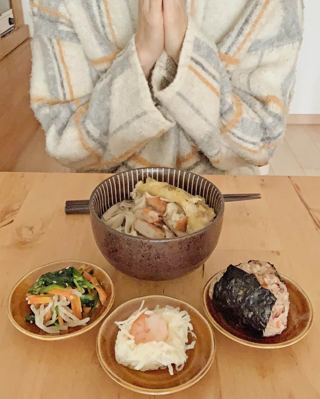 むらたさきさんのインスタグラム写真 - (むらたさきInstagram)「🍽🍽 ． 母ちゃんの昼ごはんは、 冷蔵庫の残り物を集めてササっと食べることが多い😂👍🍲 ． ． この日の前日は、 楽ちんさせてもらっちゃおう作戦で おいしいおいしい🤤♡ お取り寄せグルメ満載の夕飯にしたので、 残り物も最高やった🙏🥰🍽笑 ☝︎ #ふくおかの魚フェアオンラインストア で買える、 ⚫︎宗像あかもくうどん ⚫︎博多玄海天8種セット ⚫︎豊前海産 鱧飯の素 ⚫︎博多玄海しゅうまいセット ⚫︎福岡有明のり 🙏🤤🍲🍢🍚🍙🐟 ． ． 自分のちびおにぎりとうどんは早々に食べ終えて、 まだ食べたい〜😍💪の フードファイターなサンちゃん👶🏅 (4.5枚目) ↑ サンちゃん用は 普通のお米×海苔のおにぎりにしています🍙 ． ． ． ． 最寄りのスーパーでは買えない特別な食材に “福岡っておいしいものいっぱいやね〜✈︎👏😋” なんて、 なんだか旅行した気分も味わえるし、 (子どもたちはまだ行ったことがないので、地図を見せたら、自宅からの遠さに驚いとった☺🥺️🗾) ． ご飯に混ぜたり レンジで温めたりするだけで簡単に作れて(母大助かりだし)、 お取り寄せグルメにますますハマりそう🍜🤤💘 ． ． ． 兄たちに特に好評だったのは、 玄海天(さつま揚げ)としゅうまい♡ サンちゃんは、大好物の海苔一択🏄‍♂️😋 ． 父母はあかもくうどんと、鱧飯の混ぜごはん🍚🐟 ． どれも、これにして大正解✨🙆‍♀️💮なおいしさでした♡♡ ． ． ． ． ． ． ． ． ． ． ． ． ． ． ． ． ． ． #7歳 #4歳 #1歳2ヶ月 #9月10日生まれ #三兄弟 👦👦👶 #男の子ママ #子育て #3人育児 #ふくおかの魚フェア  #お取り寄せグルメ #pr#3boys #おうちごはん」12月12日 12時25分 - muratasaki