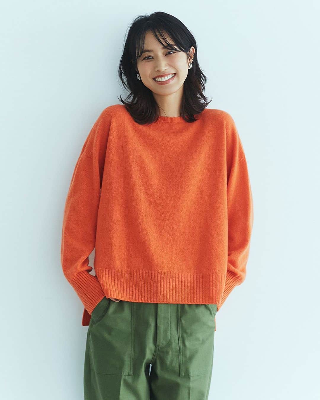 のインスタグラム：「やせ見えコラボ✨✨上半身がすっきり！「やせ見えカシミア混セーター」🧶✨﻿ ﻿ やせ見えコーデの達人である、人気スタイリスト﻿ 玄長なおこさんと一緒に作りました！！﻿ ﻿ 光沢感のあるカシミア混の糸を使った、﻿ ホールガーメント編みのニット。﻿ 軽くて柔らかい質感の希少な羊毛に高級なカシミアを﻿ ブレンドし、肌触りよく仕上げられています。﻿ 裾に向かって少しフレアするボディラインで、﻿ 肉感を拾わずすっきりやせ見え！﻿ サイドスリット＆前後差のあるかたちで、﻿ 今っぽく見えるのもポイントです。﻿ ﻿ suadeo﻿ 【スタイリスト玄長なおこさん×佐藤繊維】カシミア混ホールガーメントセーター﻿ ￥18,000+税﻿ 商品コード：370664﻿ ﻿ --------------------------------------﻿ ﻿ ✨📚ファッション誌送料無料キャンペーン実施中📚✨﻿ ﻿ HAPPY PLUS STORE会員の方は雑誌・書籍を一緒に買うと送料無料に！さらに雑誌単品だけの注文でも送料が無料になります📖﻿ ﻿ --------------------------------------﻿ ﻿ #ハピスト #おしゃれさんと繋がりたい #happyplusstore #アラフォーファッション #アラフォー #大人コーデ #大人カジュアル #アラフィフ #ハッピープラスストア #アラフィフコーデ #アラフィースタイル #ニット #suadeo #大人コーデ」