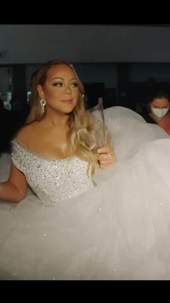 マライア・キャリーのインスタグラム：「“Journey in a Christmas frock” ft. the fabulous Daniela ❤️👀 #MariahsMagicalChristmas」