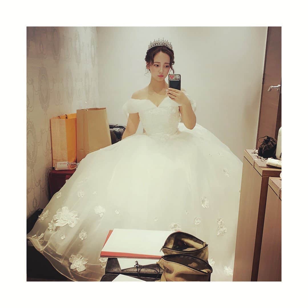 平原歩のインスタグラム：「アクセサリーつける前  #yumikatsura #桂由美#ウェディング#ウェディングドレス#ブライダルヘア #ブライダル#ティアラ#wedding #weddingdress #プレ花嫁」