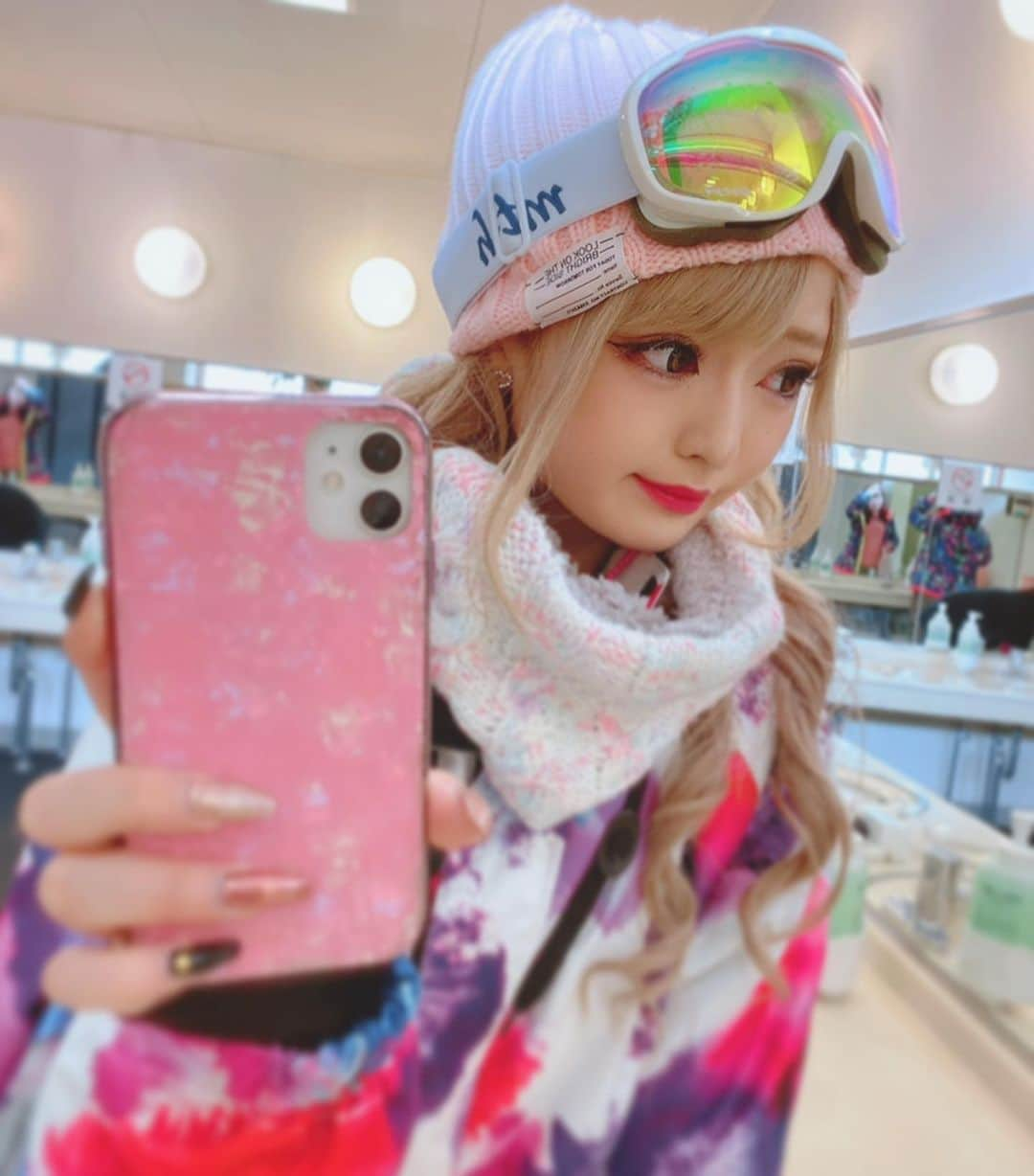 ミランさんのインスタグラム写真 - (ミランInstagram)「今年もスノボ行けるかな🏂☃️🌟 ((へたっぴなのに写真だけ一丁前📸🐳)) ・ 今日YAVAYにいます🌱 お休み頂いてご心配をおかけしました🥺 ・ #スノボ#スノボ女子 #snowboarding #ゲレンデ女子#ゲレンデマジック#過去pic#スノボウェア#スノボーキッズ#冬のソナタ#冬の風景#雪山#ギャル#ギャルメイク#かわいい#ツインテール#バーレスク#バーレスク東京#バーレスクヤバイ#六本木#新宿#歌舞伎町#model#burlesque#showclub#iDOL#コスプレ#可愛い子と繋がりたい」12月12日 12時40分 - milan_partyon