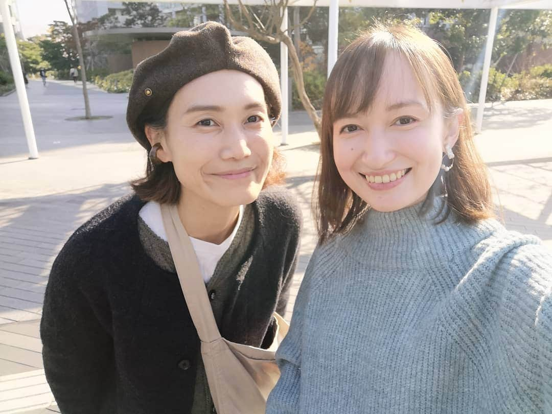 白井珠希のインスタグラム：「* * 今日は朝から撮影をしておりました！ 仲良しなカメラマンのまりさんと📷✨ わーいわーい！ 撮影って楽しいーー！！ 嬉しいーー！！ * 活動再開へ向けて、今月からポツポツと撮られることを開始しています。 私にとってはどんな形であれ「お仕事」ってやっぱり大切で。 撮影していただいていると、"あぁ、そうだ、これが自分だ"ってじんわり思い出すことができて、心が解れます。 * 育児と家事に追われようとも、"自分という人間"であることを大切にしなくては。と、あらためて😌 * 髪の毛、ばっさり切りました✂ * * #portraitphotography #model #fashionsta #instagramjapan #instafashion #撮影 # #ママファッション #育児 #0歳児ママ #ニット #ママコーデ #子育てぐらむ #子育て #子育てママ #モデル #ママモデル #育児と仕事の両立 #育児と仕事」