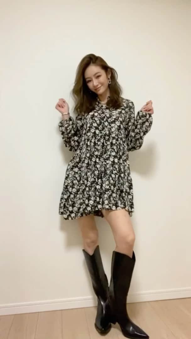 のインスタグラム：「Winter fashion reel ❤️ which one is your favorite?   お待たせしました😭ずっと着回しコーデ動画撮れてなくてやっとアップできた🥺　ちょっとでも参考になれば嬉しいです😆  どのコーデが一番好き？💕  コーデ詳細 ❶  @barefootdreams cardigan @lunangelina_official bra set  ❷ @kith parker @zara jeans @lilirena_ coat @toryburch boots @tiffany earrings  ❸ @zara knit and skirt  着圧足痩せタイツ @prada boots  @brenda.official_store coat  ❸ @stellaviana_official cardigan @valmuer_official sweater @primarc_by_selectshop boots   ❹ @zara dress and boots   @lilirena_ vest  #着回しコーデ #秋冬ファッション #ママファッション #モデル #プチプラコーデ #産後ダイエット #stellaviana #primarc #prada #zara #toryburch #valmuer #kith」