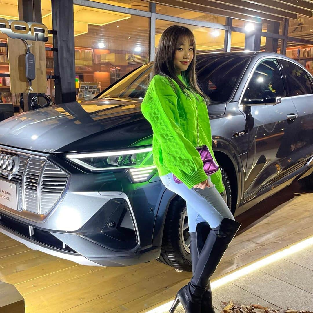 RIRIさんのインスタグラム写真 - (RIRIInstagram)「📸 w/AUDI “e-tron”  私はドライブが大好きなんだけど、 行き先はだんぜん海とか山とか自然に♪  ストーリーにも制作の様子をアップしていた私の曲も、これまたドライブが似合う曲になってます！！！✨✨  楽しみにしててね❤️  @audijapan @audiofficial #audi #etron #riri」12月12日 12時48分 - riri_tone