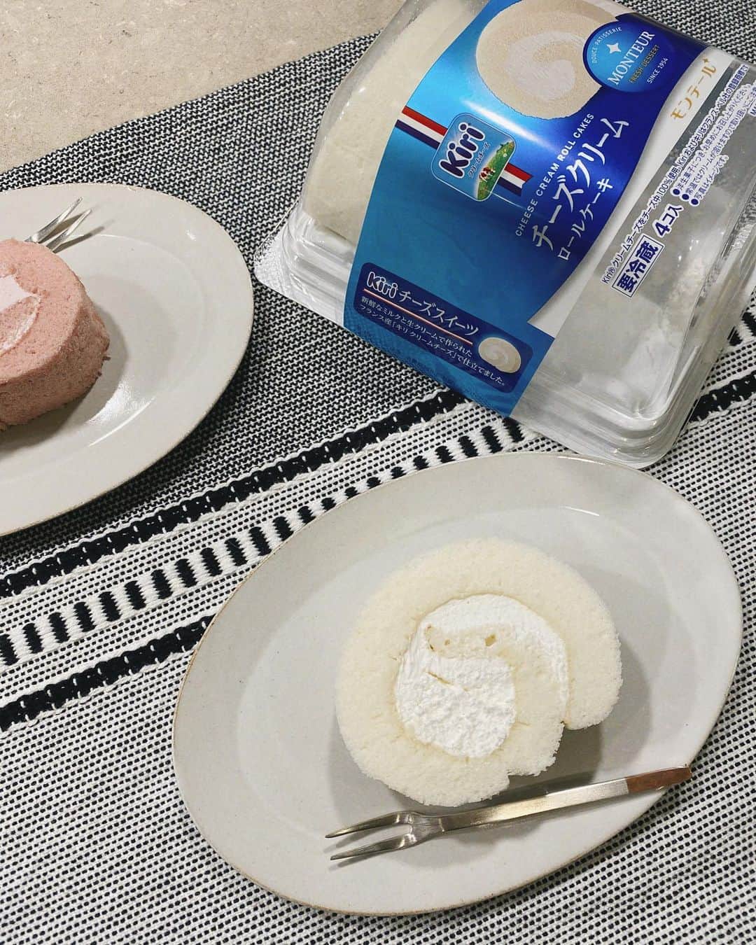 田中里奈さんのインスタグラム写真 - (田中里奈Instagram)「今私がハマりにハマっているスイーツ。 モンテールのKiriコラボのチーズクリームロールケーキ✨ スーパーでよく見かけるモンテールのスイーツ、中でもこの冬限定のこれ、本当に本当に好きだ…！  チーズクリームなんだけど、程よくミルキーで、程よく塩味が効いてて（これポイント）、甘ったるさがなくていくらでも食べられる味✨ もしかしたらロールケーキ史上一番好きかも…！←  帰ったら冷蔵庫にロールケーキが待ってるって思うと優しい気持ちになれる😌 4つ切りだから少しずつ楽しめるし、やらなきゃいけないことの向こう側にお楽しみがあるってやっぱりいいな〜  おすすめなのでスーパーで見かけたら是非☺️ 同じくこの冬限定のいちごの手巻きロールも美味しかったよ🍓めも。  #モンテール #ロールケーキ #チーズスイーツ #Kiri #キリクリームチーズ #スーパースイーツ #おうちスイーツ #期間限定 #pr #たなかメモ」12月12日 12時49分 - tanakaofficial
