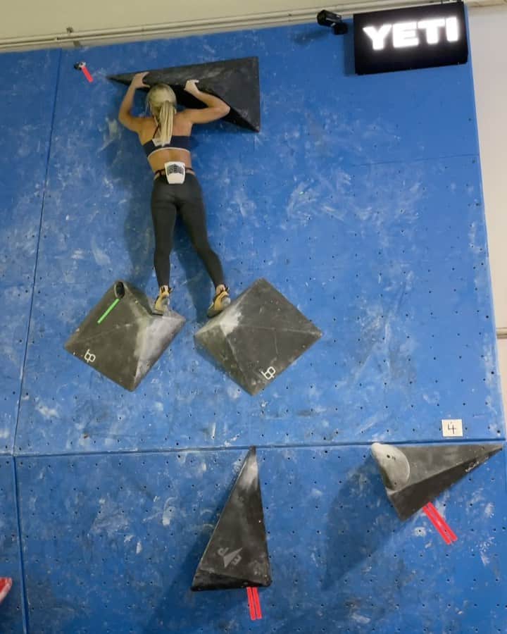 シエラ・ブレア・コイルのインスタグラム：「A good old volume boulder 💪🏼 @mammut_swiss1862 @usa_tc」