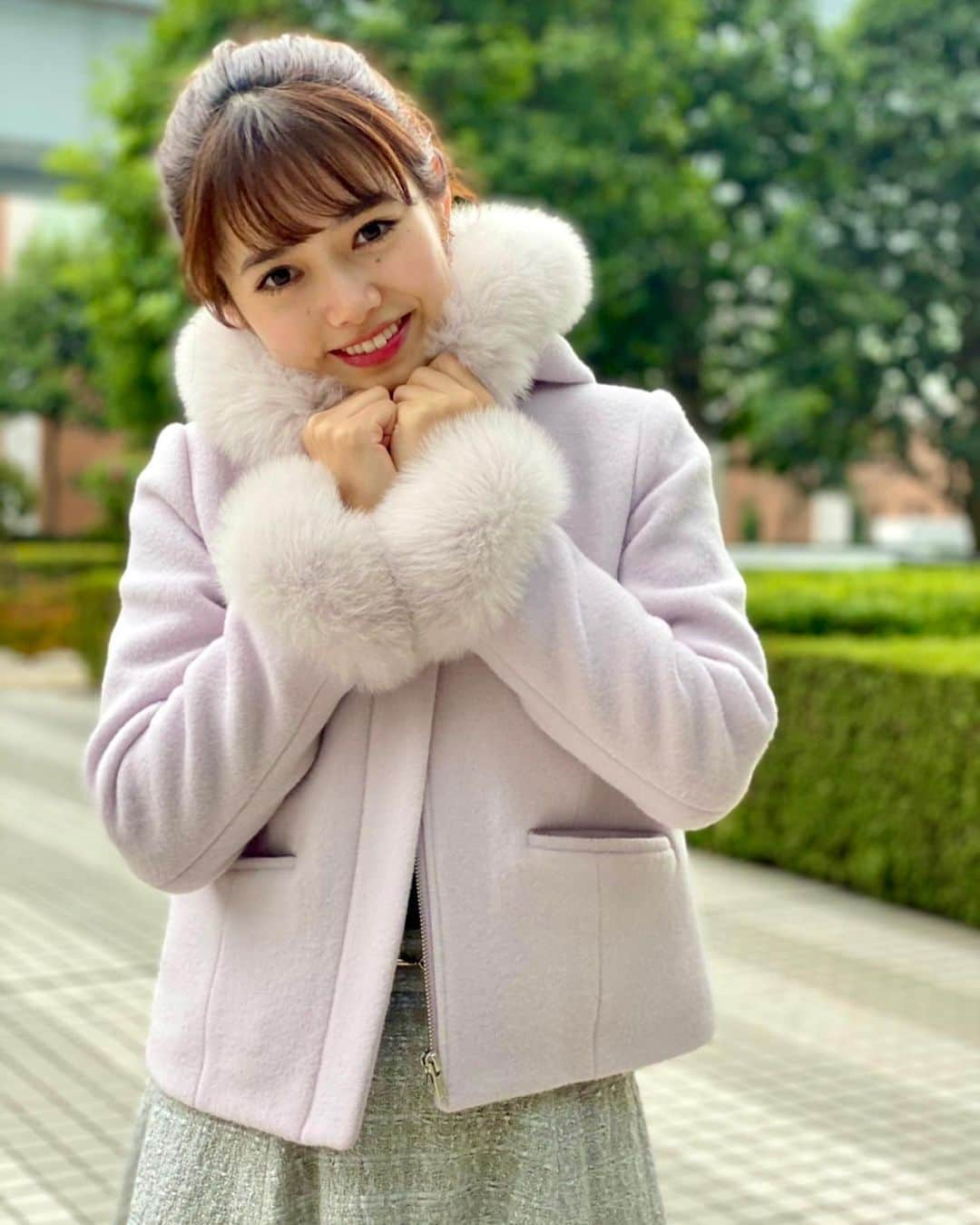 谷尻萌さんのインスタグラム写真 - (谷尻萌Instagram)「こんにちは💕  今朝のお台場は珍しく風が弱かったのもあってそれ程寒くはなかったで💁‍♀️ 今日、北陸は不安定なお天気、 太平洋側は広く晴れそうやで☀️ みなさんの所はどうですか🤗  来週は今シーズン一番の寒気がやってきてそれが居座るよ🥶🥶🥶 北日本で雪が降りそう。全国的にも寒くなりそうやから最新情報チェックしてな☃️  そうそう！！明日の夜は双子座流星群が見られそうやで✨ 明日夜10時から明後日の明け方迄の間で見られそう😳 あったかくしてお家の窓とかから流れ星を見つけてお願い事しましょっ💫💕  ほな後で17：45から18：00のインスタライブでお話しません？🙈💕 今日は12月最後のインスタライブかもしれへんわ^ ^♪ 服装と内容は何がいいかにゃ👗 ほなまた後で〜🍀  #めざましどようび　#お天気キャスター #セントフォース　#谷尻萌 #ポニーテール　#イヤリング　 #京都弁」12月12日 12時52分 - tanijiri_moe