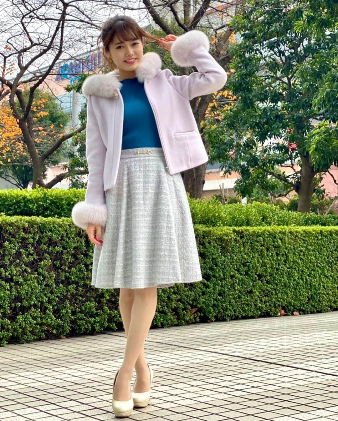 谷尻萌さんのインスタグラム写真 - (谷尻萌Instagram)「こんにちは💕  今朝のお台場は珍しく風が弱かったのもあってそれ程寒くはなかったで💁‍♀️ 今日、北陸は不安定なお天気、 太平洋側は広く晴れそうやで☀️ みなさんの所はどうですか🤗  来週は今シーズン一番の寒気がやってきてそれが居座るよ🥶🥶🥶 北日本で雪が降りそう。全国的にも寒くなりそうやから最新情報チェックしてな☃️  そうそう！！明日の夜は双子座流星群が見られそうやで✨ 明日夜10時から明後日の明け方迄の間で見られそう😳 あったかくしてお家の窓とかから流れ星を見つけてお願い事しましょっ💫💕  ほな後で17：45から18：00のインスタライブでお話しません？🙈💕 今日は12月最後のインスタライブかもしれへんわ^ ^♪ 服装と内容は何がいいかにゃ👗 ほなまた後で〜🍀  #めざましどようび　#お天気キャスター #セントフォース　#谷尻萌 #ポニーテール　#イヤリング　 #京都弁」12月12日 12時52分 - tanijiri_moe