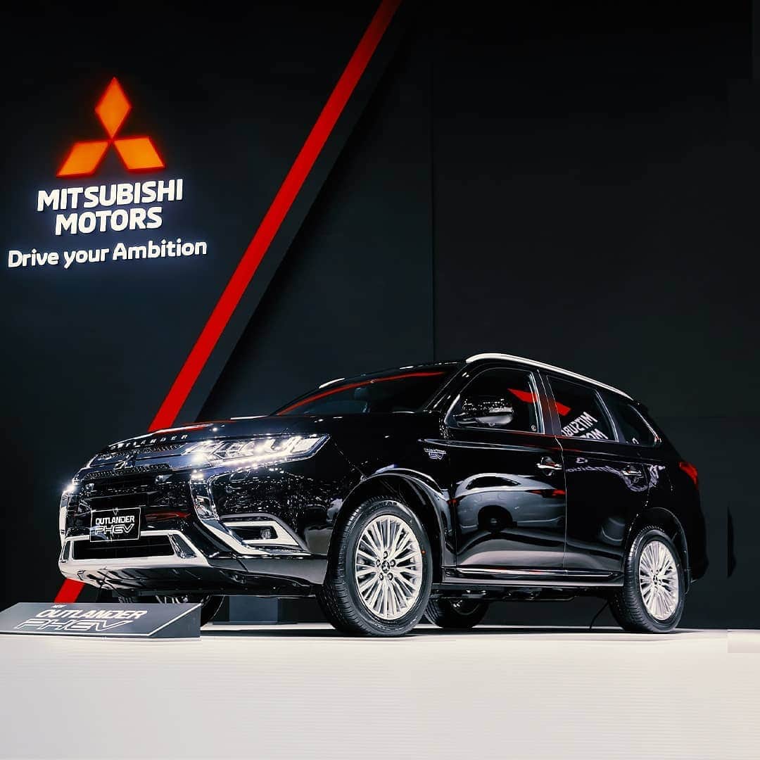 Mitsubishi Motors Thailandさんのインスタグラム写真 - (Mitsubishi Motors ThailandInstagram)「New Mitsubishi Outlander PHEV พร้อมก้าวข้ามทุกข้อจำกัด สู่อีกขั้นของ PHEV ที่จะพาคุณไปสัมผัสประสบการณ์ที่เหนือกว่า ตอบรับกับทุกเส้นทางท้าทายในแบบคุณ   สัมผัสและทดลองขับวันนี้ได้ที่งาน Motor Expo 2020 (วันนี้ - 13 ธ.ค. 63)  #MitsubishiMotorsThailand #MitsubishiMotors」12月12日 12時56分 - mitsubishimotorsth
