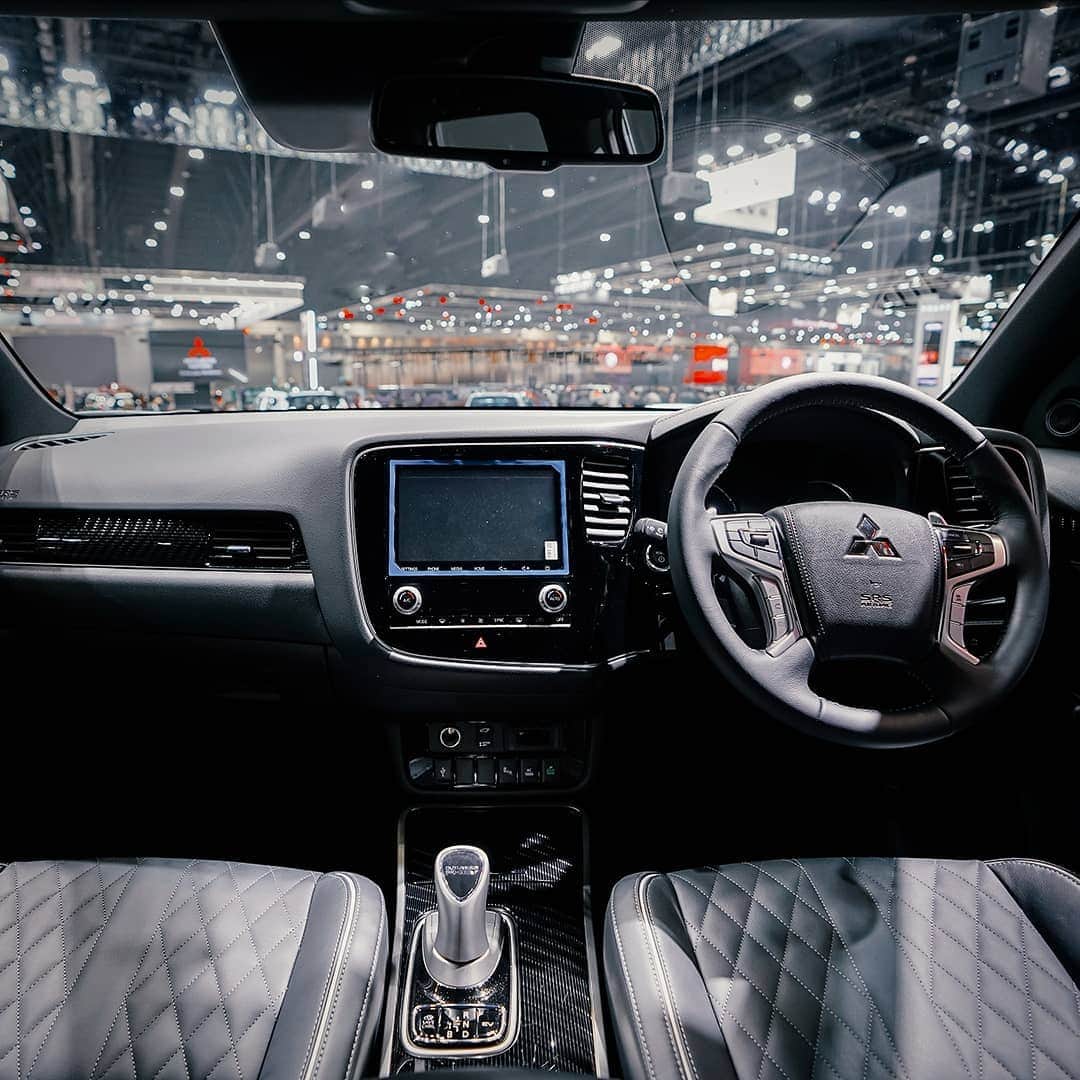 Mitsubishi Motors Thailandさんのインスタグラム写真 - (Mitsubishi Motors ThailandInstagram)「New Mitsubishi Outlander PHEV พร้อมก้าวข้ามทุกข้อจำกัด สู่อีกขั้นของ PHEV ที่จะพาคุณไปสัมผัสประสบการณ์ที่เหนือกว่า ตอบรับกับทุกเส้นทางท้าทายในแบบคุณ   สัมผัสและทดลองขับวันนี้ได้ที่งาน Motor Expo 2020 (วันนี้ - 13 ธ.ค. 63)  #MitsubishiMotorsThailand #MitsubishiMotors」12月12日 12時56分 - mitsubishimotorsth