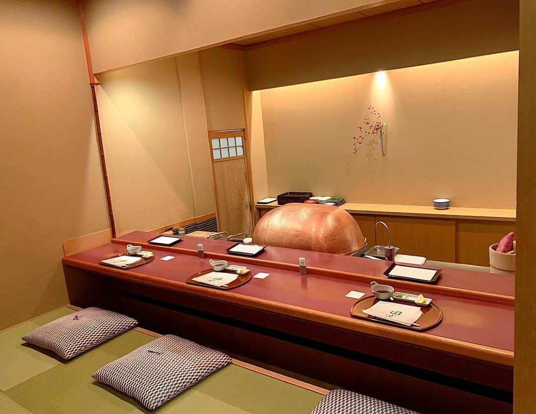 百合華さんのインスタグラム写真 - (百合華Instagram)「京都八坂通りにある『京都祇園天ぷら 八坂圓堂』にてディナータイム😋💕  リノベーションなされた日本家屋の素敵な個室を御用意して貰えたので、周りの空気感などを気にせず和気藹々とディナーコースを頂きました✨  ３種類から選べる〆のご飯は海老の天茶漬けをチョイス🥰  揚げたてのかき揚げにお茶をかけてくださる際のジューっと鳴る音にもとっても癒されます💓💓💓  薄い衣を纏った旬の食材達が美味し過ぎて追加オーダーまでしちゃいました❤️  #japan #日本 #kyoto  #京都 #祇園 #八坂通り #京都祇園八坂天ぷら圓堂  #天ぷら圓堂  #天ぷら #dinner #dinnertime  #ディナータイム #旬の食材 #追加オーダー #個室 #日本家屋 #京料理 #コース料理  #美食 #美食家」12月12日 12時58分 - yurika.lovelily
