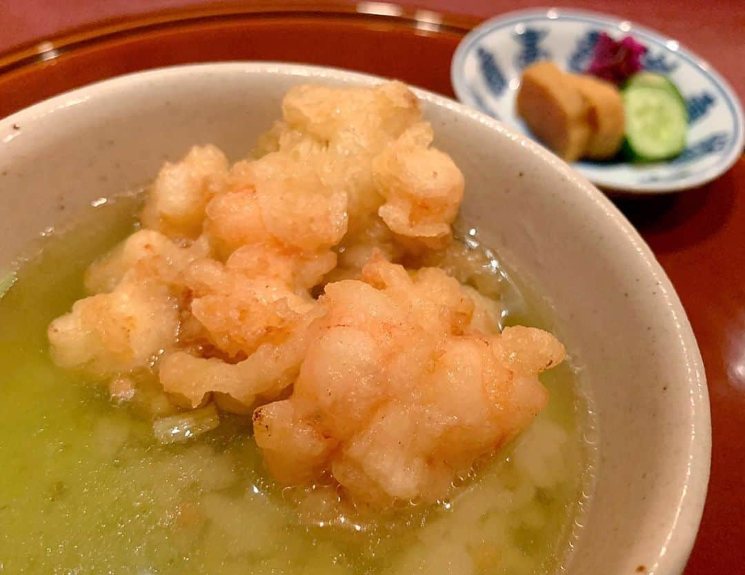 百合華さんのインスタグラム写真 - (百合華Instagram)「京都八坂通りにある『京都祇園天ぷら 八坂圓堂』にてディナータイム😋💕  リノベーションなされた日本家屋の素敵な個室を御用意して貰えたので、周りの空気感などを気にせず和気藹々とディナーコースを頂きました✨  ３種類から選べる〆のご飯は海老の天茶漬けをチョイス🥰  揚げたてのかき揚げにお茶をかけてくださる際のジューっと鳴る音にもとっても癒されます💓💓💓  薄い衣を纏った旬の食材達が美味し過ぎて追加オーダーまでしちゃいました❤️  #japan #日本 #kyoto  #京都 #祇園 #八坂通り #京都祇園八坂天ぷら圓堂  #天ぷら圓堂  #天ぷら #dinner #dinnertime  #ディナータイム #旬の食材 #追加オーダー #個室 #日本家屋 #京料理 #コース料理  #美食 #美食家」12月12日 12時58分 - yurika.lovelily