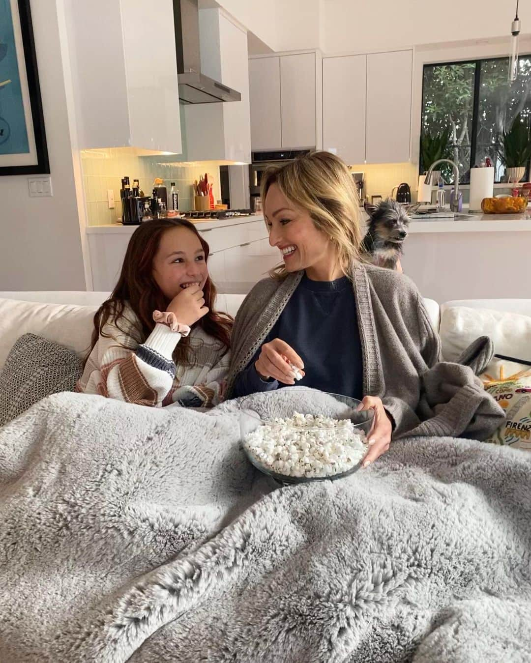 ジャーダ・デ・ラウレンティスさんのインスタグラム写真 - (ジャーダ・デ・ラウレンティスInstagram)「Movie night w/ my girl....  @simply7snacks #mommymoments ❤️」12月12日 12時58分 - giadadelaurentiis