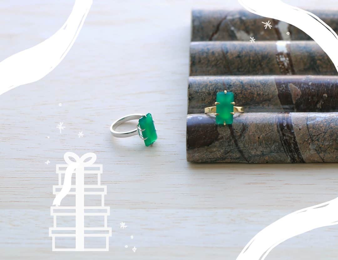 のインスタグラム：「「CARRÉ JEWELLERY 」 - Sophia Roe　リング -  クリスマスギフトにぴったりの美しいグリーンのリング。 大きめなサイズの石には細やかなカットが施されていて横顔まで美しい。  ◎商品は当店トップページのバナーorプロフィールのURLからどうぞ。  #KOZLIFE #japan #instajapan #outfit #fashion #instadaily #instagood #instafashion #denmark #Jewelry #CARRÉ #CARRÉJewelry #CARREJewelry #ring #SophiaRoe #アクセサリー #暮らし #北欧 #北欧アクセサリー #ジュエリー #シンプル #ファッション #コーディネート #カレ #リング #天然石 #カレジュエリー #自分へのご褒美 #クリスマスプレゼント」