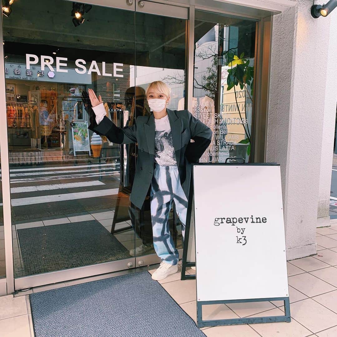 フジエリサコのインスタグラム：「おはようございます🌞 本日からPRE SALEが始まりました〜！ 対象のアイテムがお得になってますので是非お立ち寄りください👏🏻 我々スタッフ一同も、お客様に楽しくお買い物していただけるように頑張ります🔥 grapevine by k3と、k3 Shibuya PARCO、オンラインストアで開催してます🤔🉐 #grapevinebyk3 #セールだよ」