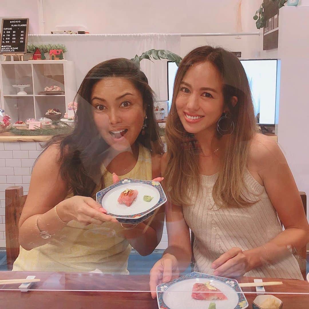Mieのインスタグラム：「ジュエリーぜーんぶ作り終わって、今日はひっさびさのお外ー❤️ しかも1人で！  だーいすきなちあき姉さんのインスタ見ていつか行きたいなと思ってた、こちらのお寿司屋さん😉年末に駆け込んで連れてってもらった❤️  おまかせで一つ一つのネタに美味しいーっが止まらなかった🥺❤️  @alohikini  @atsushibv  幸せご馳走さまでした❤️」