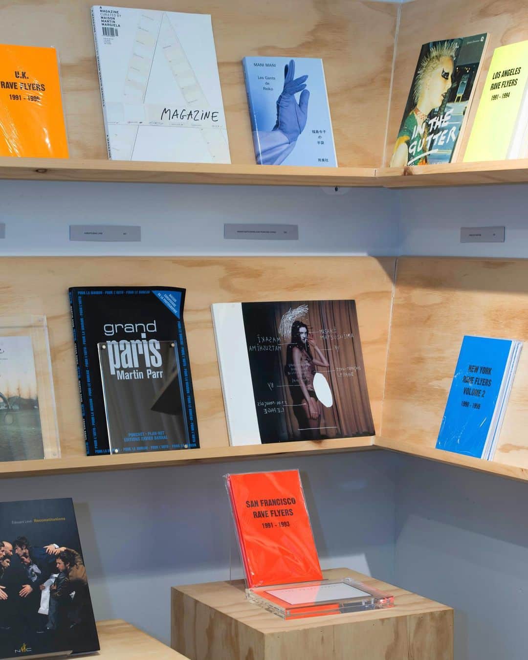 リエのインスタグラム：「The best books are out-of-print.  One of the most unique and eco-friendly gifts is a collectible from @rarebooksparis . The online book store with a cult following scours the world to find highly sought-after publications in art, design, fashion, architecture and photography.  A creative utopia that generates excitement and obsession.  Find their curation at RHIÉ West Village NYC.   RHIÉ hosts RareBooksParis.  #rarebooksparis #outofprint #rhié #westvillage #1stdibs #amagazinecuratedby #martinparr #purplemagazine」