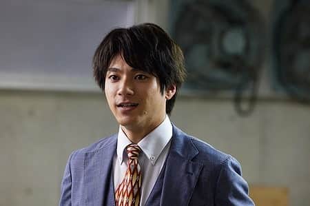 のインスタグラム：「【本日放送】  　／ ／ #先生を消す方程式。 第７話まで #あと10時間 ＼ 　＼  よみがえった義澤経男（#田中圭）に追いかけられたことを 朝日（#山田裕貴）に報告する一同。  自分が“消した”はずの義澤が 復活したとは信じられない朝日だったが…。  ショックがぬぐいきれない４C一同は、 新たな作戦を立てるため、一致団結…となるのでしょうか。  #せんけす #最終章突入 #今夜11時 #お楽しみに」