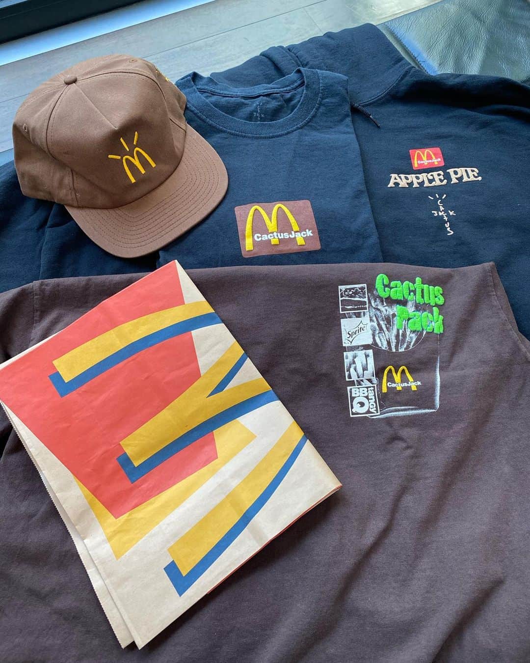 のインスタグラム：「" i'm lovin' it " @travisscott」