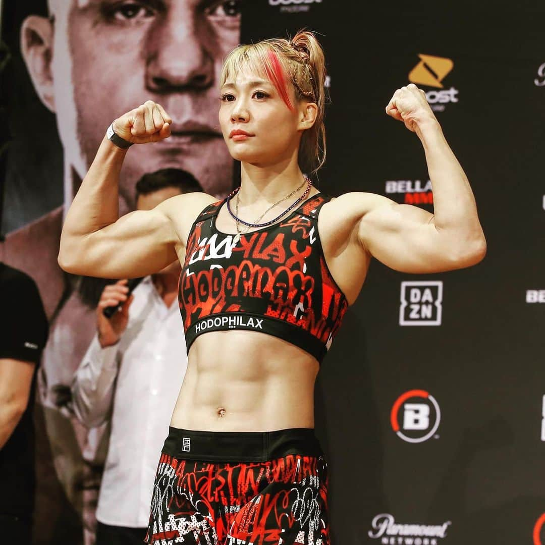 渡辺華奈さんのインスタグラム写真 - (渡辺華奈Instagram)「. Bellator MMA （ @bellatormma ） と契約させていただきました。 . 色々な方の協力や支えがありました。 関係者の皆様快く送り出していただきありがとうございます。 . RIZIN、DEEPJEWELSを背負って日本人の強さを証明します。 甘い場所じゃない。スタートライン。 強い気持ちを持ってチャンピオンになる！ . #bellatormma  #RIZIN #deepjewels #japanesefighter  #北米 #vsworld #mma #mmafighter #training  #judo #総合格闘技 #女子格闘家 #柔道  #筋トレ #筋肉女子」12月12日 13時28分 - kana_0821