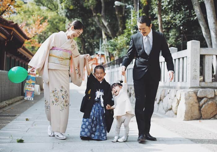 ジュジュのインスタグラム：「坊五才の七五三🌿⛩ . . 小さな頃からとっても繊細で、男の子としては少し心配なところがあった坊... . 親としてはもっと強くなって欲しいなぁ〜挑んで欲しいなぁ〜と願った日々... . . そして妹が生まれ、５歳になった坊はグッと変わった👏 . ちょっぴりひょうきんにもなり(笑)自ら挑もうとする力、負けたく無い!!欲が出てきたみたいで...😭 . 少しホッとしました🤍 . そしてずーっと変わらないのは親バカだけど、とっっっても優しい所☺️(と、面白ろ現語録) . これからも良い所はそのままに...♡果敢に沢山の事に挑んでいってほしいな🤍 . . 📸→ @danstudio_kobe 🤍 可愛い💽に感動...♡ . #2020 #坊５歳七五三 #主役は誰や位暴れてた妹」