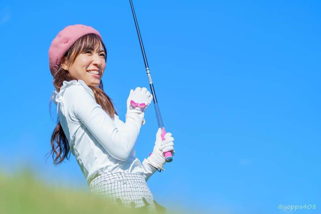 高沢奈苗さんのインスタグラム写真 - (高沢奈苗Instagram)「. ⛳️みさきカントリークラブ （アコーディア・ゴルフ） . この日はお天気良かったので常に眩しそう👀💦 . 青空にピンクのベレー帽が映えました💓✨ ツイードスカートも今季人気アイテムで、シルエットはタイトめだけどストレッチが効いてるのでとっても動きやすい🏌️‍♀️ . @lanvin_sport_official のグローブとも相性抜群🎀 . . . #golf #golffashion #j_jane #j_jane_golf #みさきカントリークラブ #アコーディアゴルフ #秋ゴルフ #関西コンペ #ゴルフ女子 #ゴルフコーデ #ランバンスポール #リボングローブ」12月12日 13時21分 - nanaetakasawa