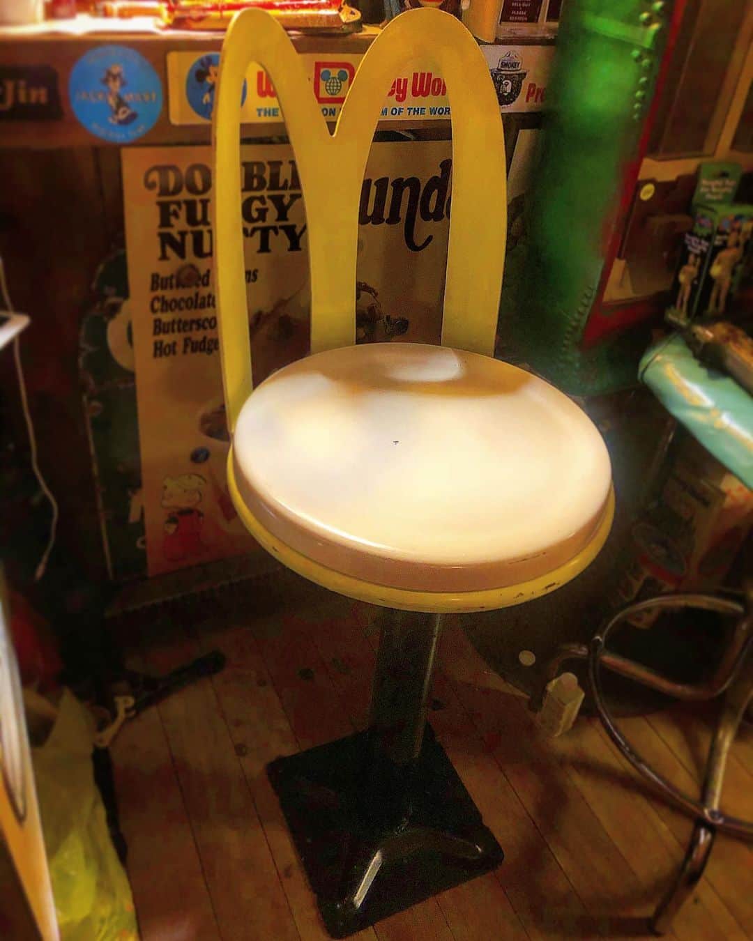 大川知英のインスタグラム：「60's Mcdonald's Store Counter Chair🍔 60年代にマクドナルドミルウォーキー店で 使われてた当時のオリジナルコンディションの ビンテージカウンターチェア🚬ずっぽし💩 これに座ってるのが不思議でたまらない👨🏾 コーヒーとタバコがたまらない..upi-🤡❗️ #mcdonalds #store#counterchair  #vintage #original #60s#歴史のイス #不思議な気持ち#最高#座り心地良い #こだわり#amecajiboys#takatsubase #アメトイ部#captain」